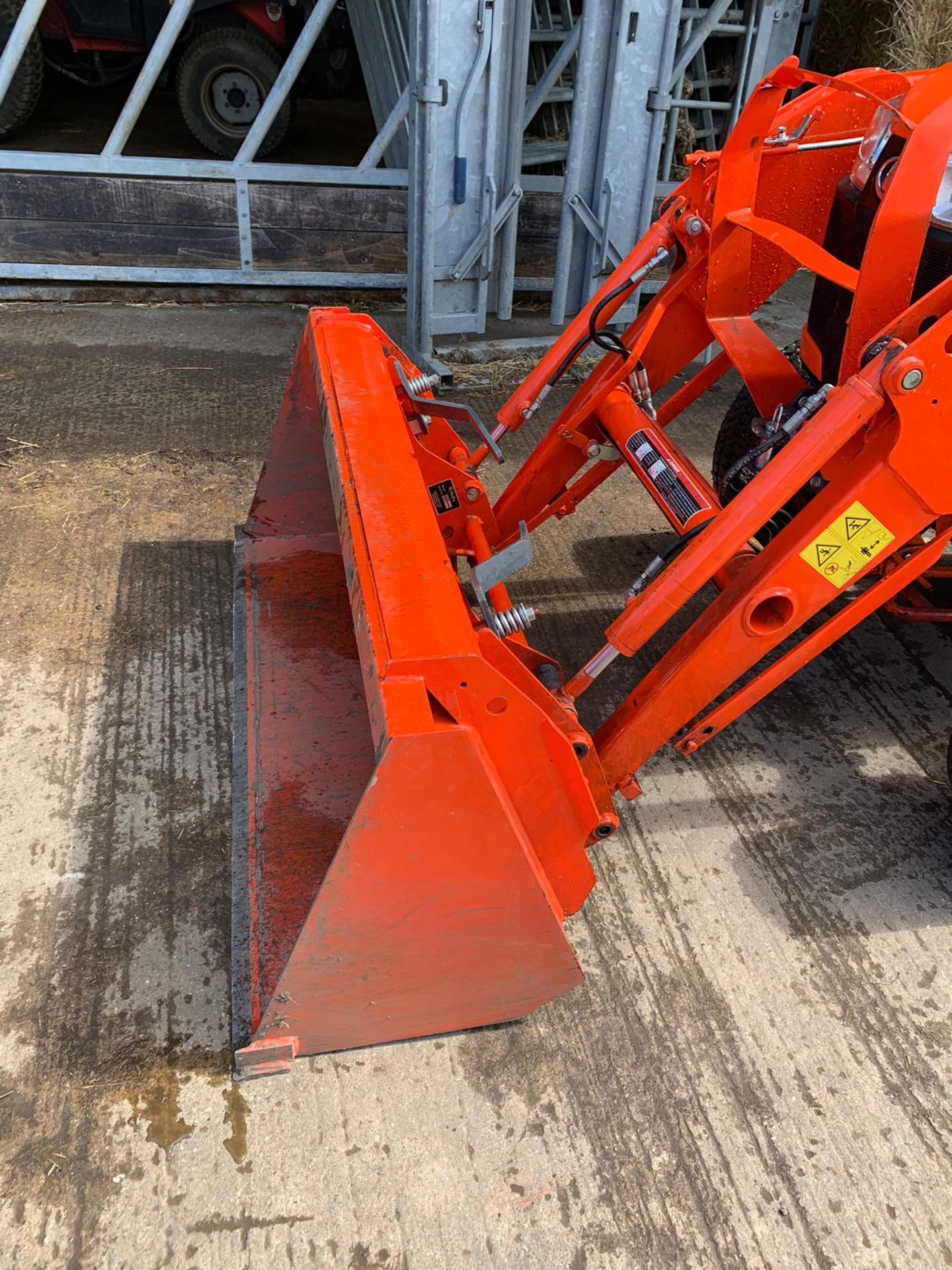 2015/15 REG KUBOTA B3150 COMPACT DIESEL TRACTOR WITH MID MOUNTED CUTTING DECK & LA534 LOADING SHOVEL - Bild 7 aus 16