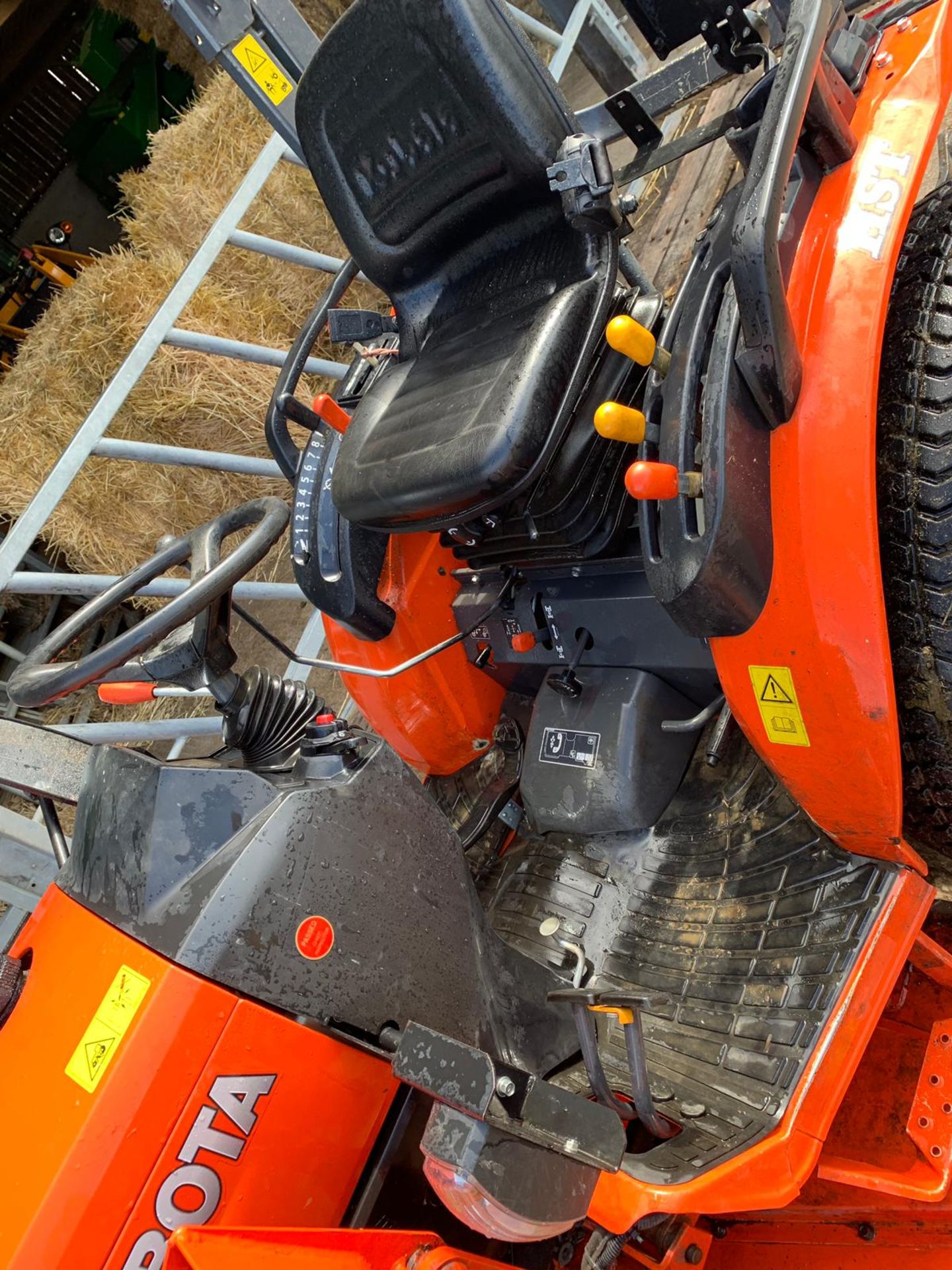 2015/15 REG KUBOTA B3150 COMPACT DIESEL TRACTOR WITH MID MOUNTED CUTTING DECK & LA534 LOADING SHOVEL - Bild 10 aus 16