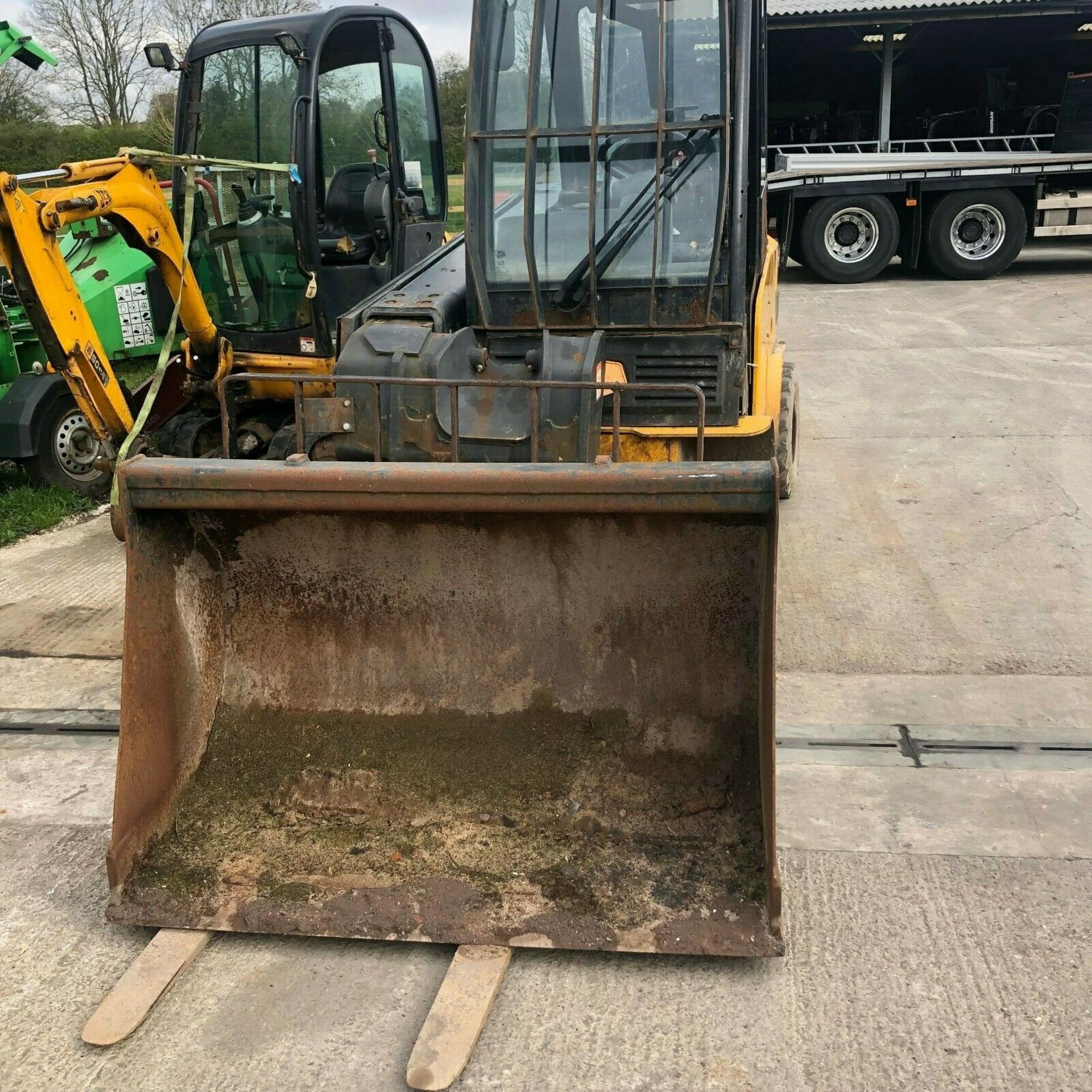 FORKLIFT JCB TELETRUK 35D, 3.5 TONNE, 4 x 4, YEAR 2006, C/W BUCKET & FORKS *PLUS VAT* - Bild 2 aus 5