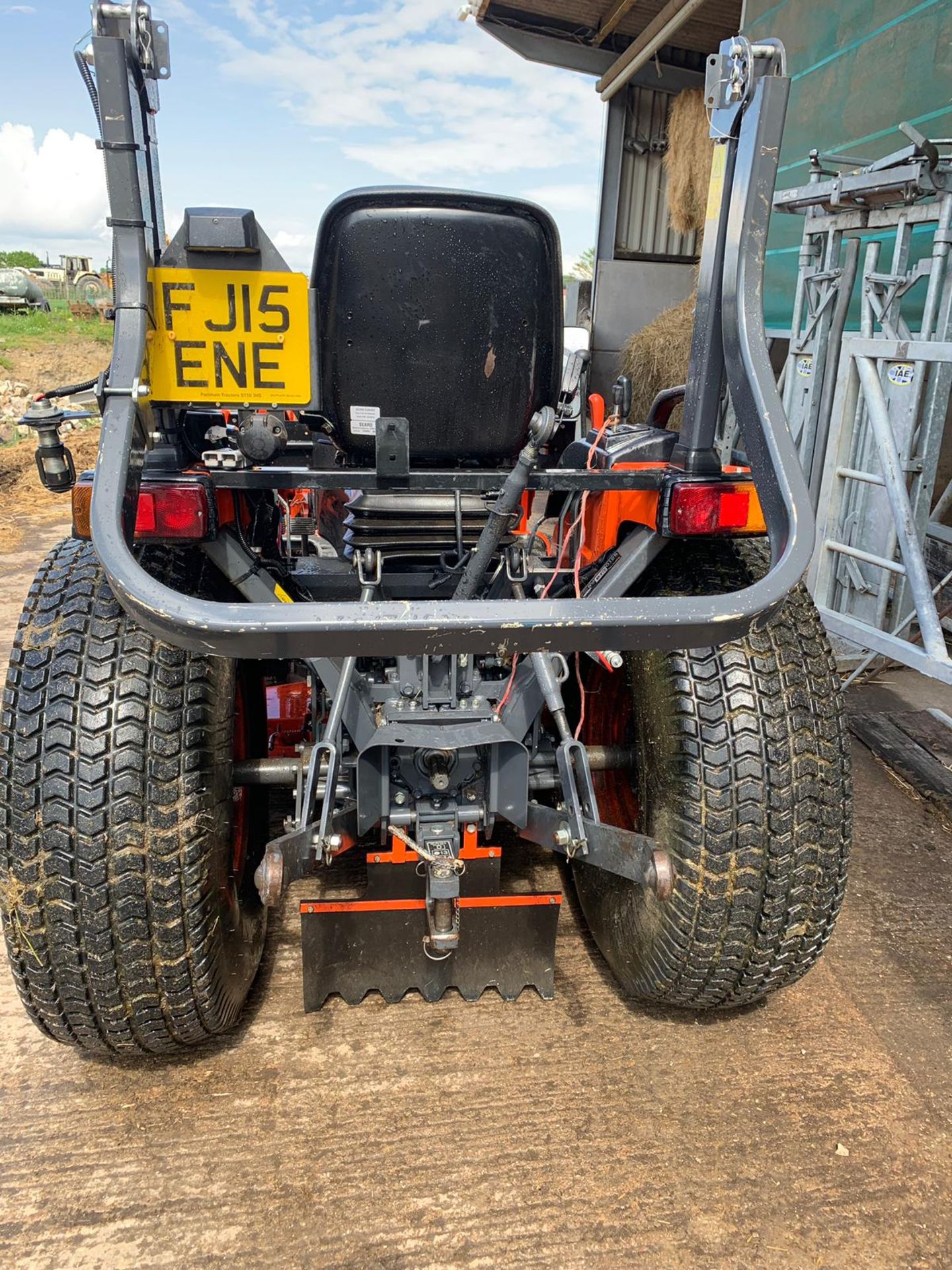 2015/15 REG KUBOTA B3150 COMPACT DIESEL TRACTOR WITH MID MOUNTED CUTTING DECK & LA534 LOADING SHOVEL - Bild 5 aus 16