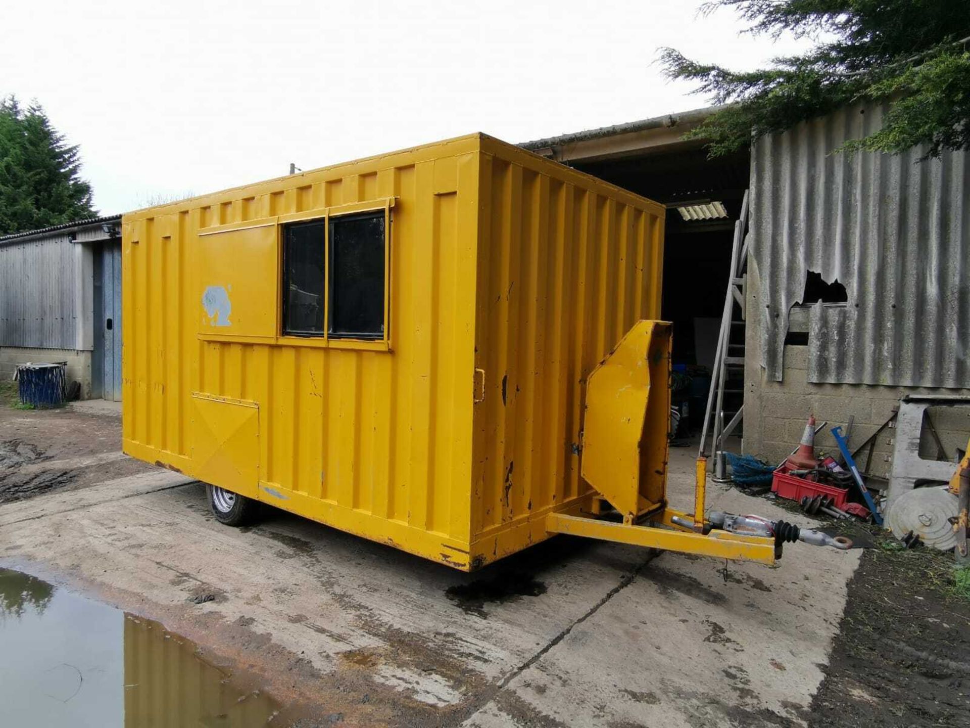 SITE STATION LYNTON, GTW 1900KG, 14' LONG, C/W DRYING ROOM, SEATING & TABLE, TOILET & HAND BASIN - Image 3 of 12