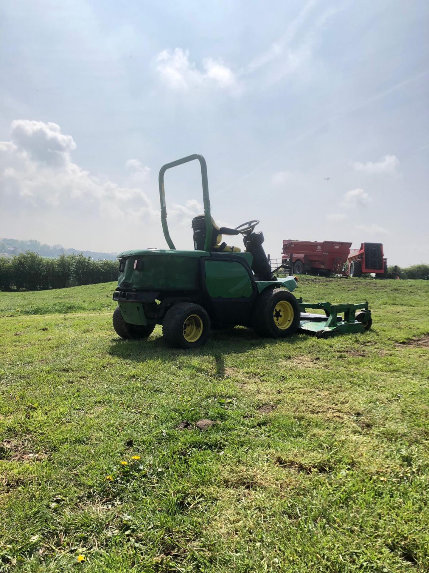 JOHN DEERE 1545 RIDE ON LAWN MOWER, YEAR 2008, RUNS, WORKS AND CUTS *PLUS VAT* - Image 3 of 6