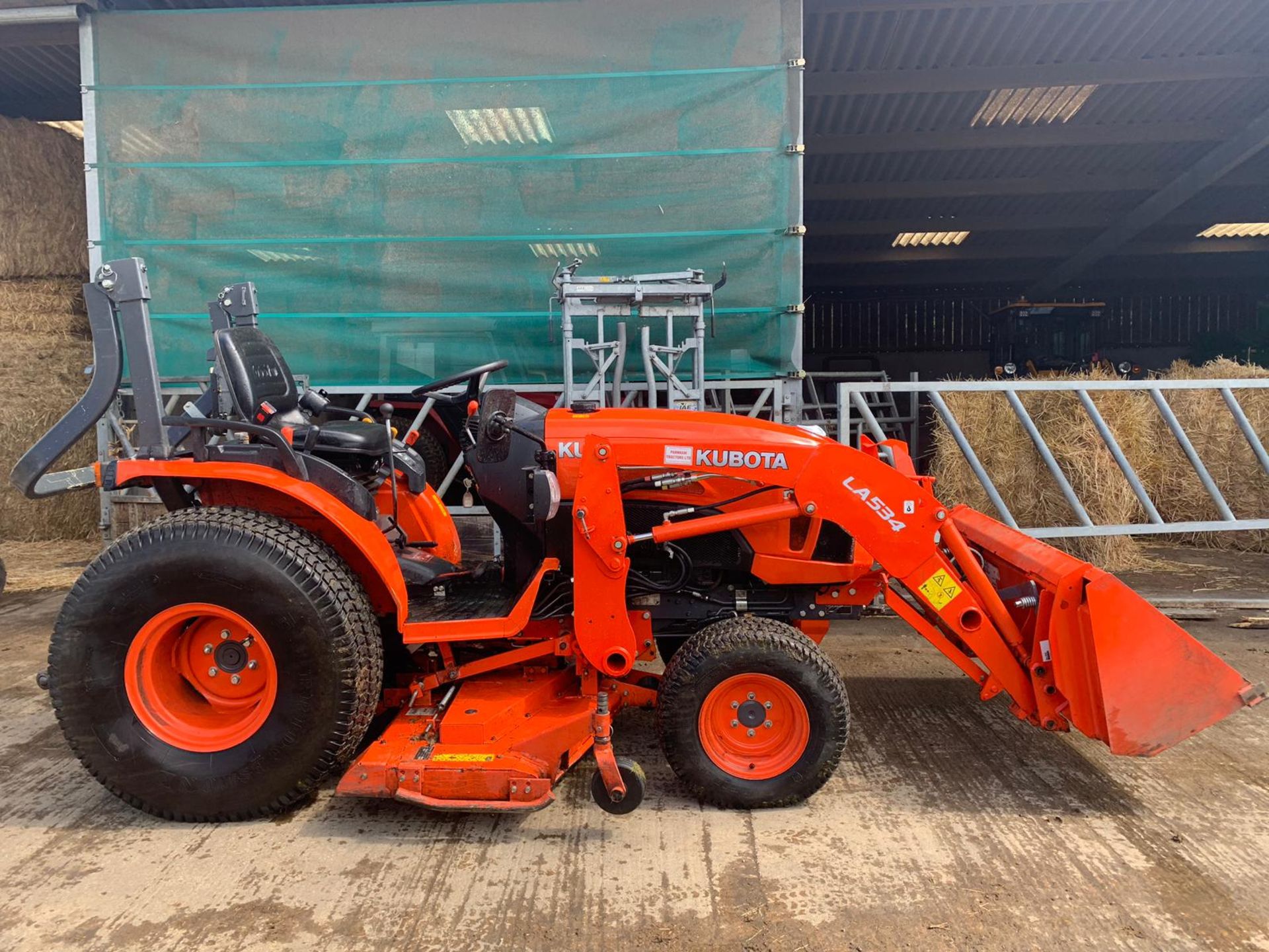 2015/15 REG KUBOTA B3150 COMPACT DIESEL TRACTOR WITH MID MOUNTED CUTTING DECK & LA534 LOADING SHOVEL - Bild 4 aus 16