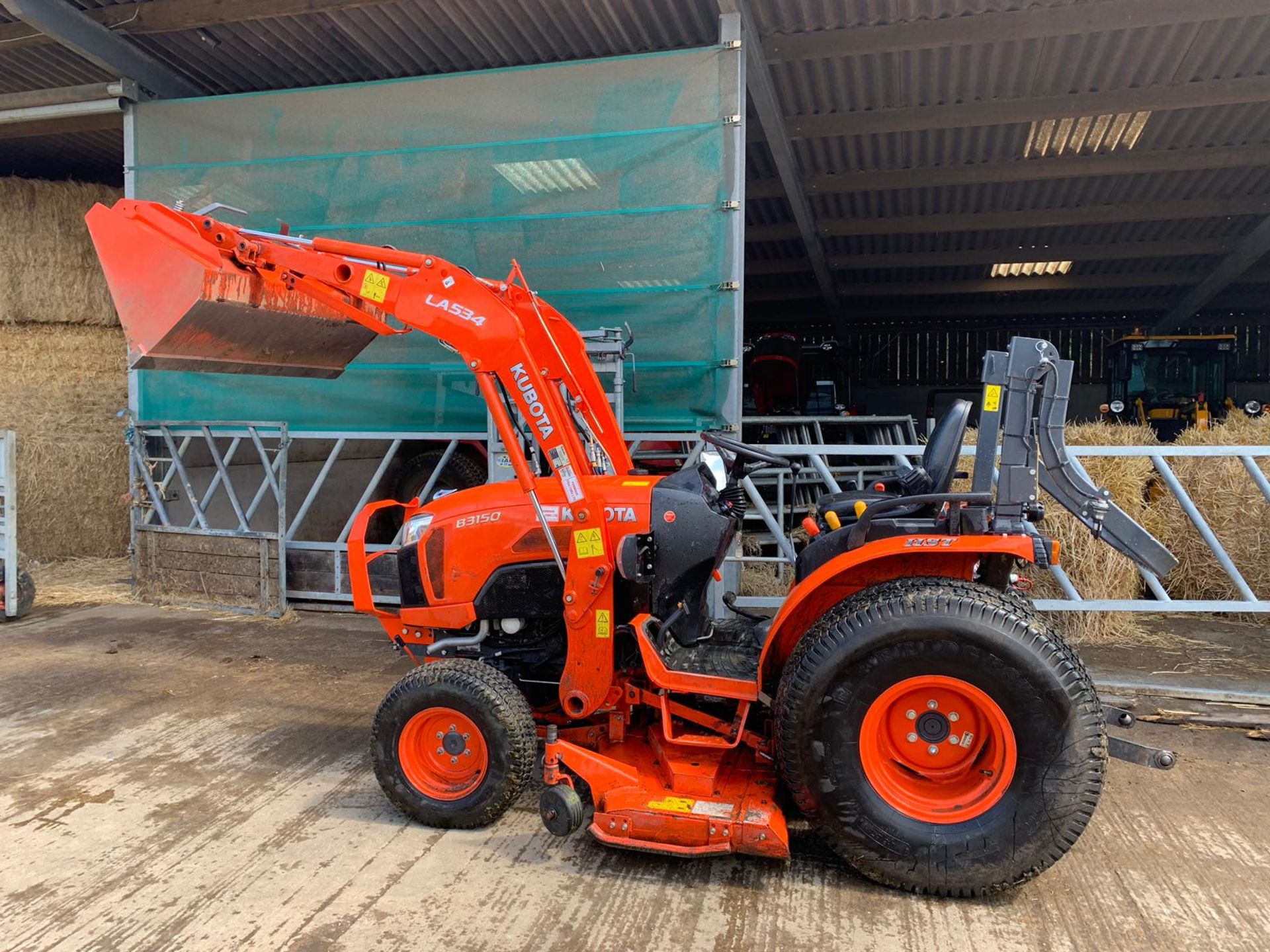 2015/15 REG KUBOTA B3150 COMPACT DIESEL TRACTOR WITH MID MOUNTED CUTTING DECK & LA534 LOADING SHOVEL - Bild 2 aus 16