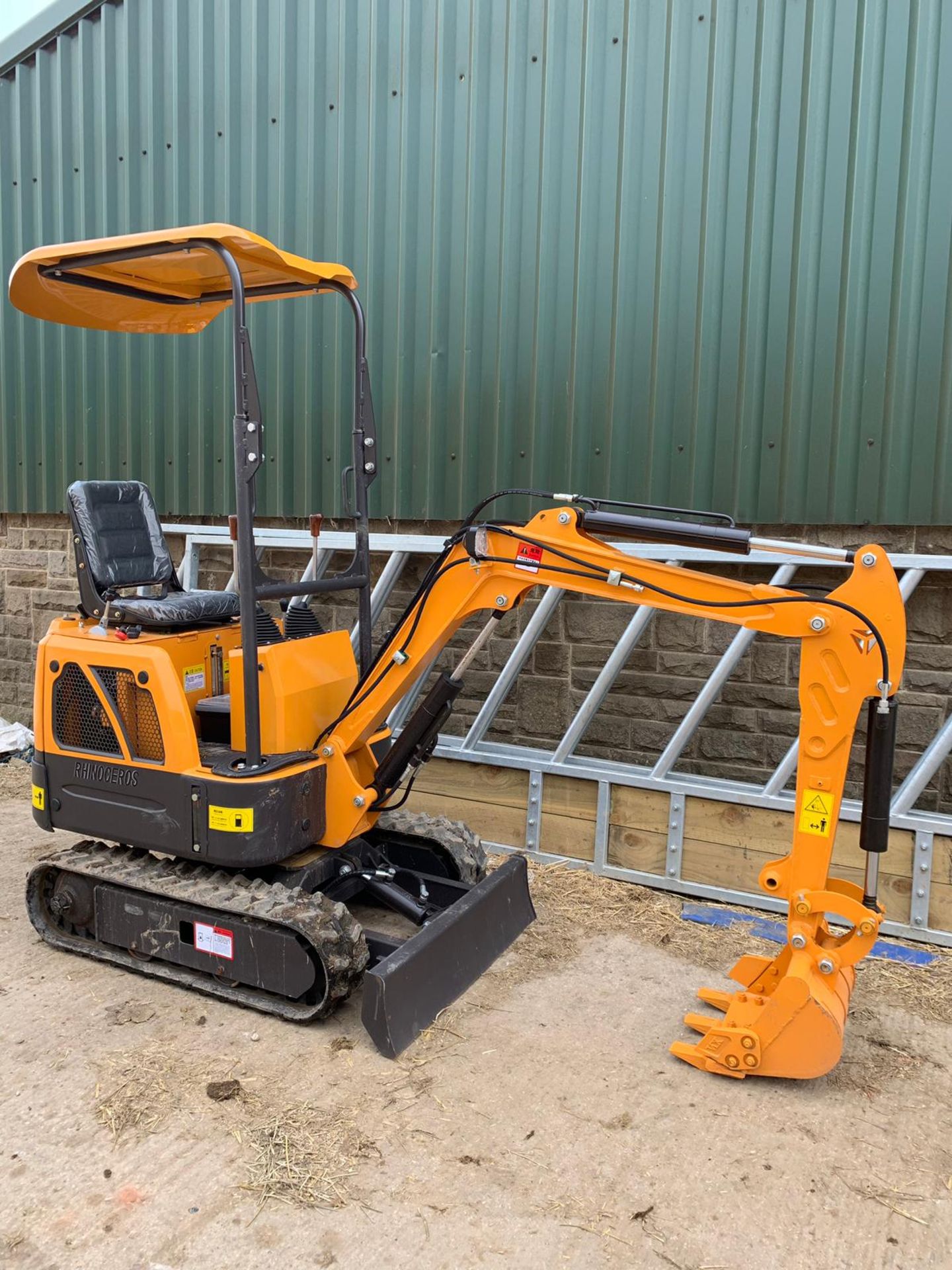 BRAND NEW MINI TRACKED EXCAVATOR MICRO RHINOCEROS XN08 - X3 BUCKETS *PLUS VAT* - Bild 4 aus 10