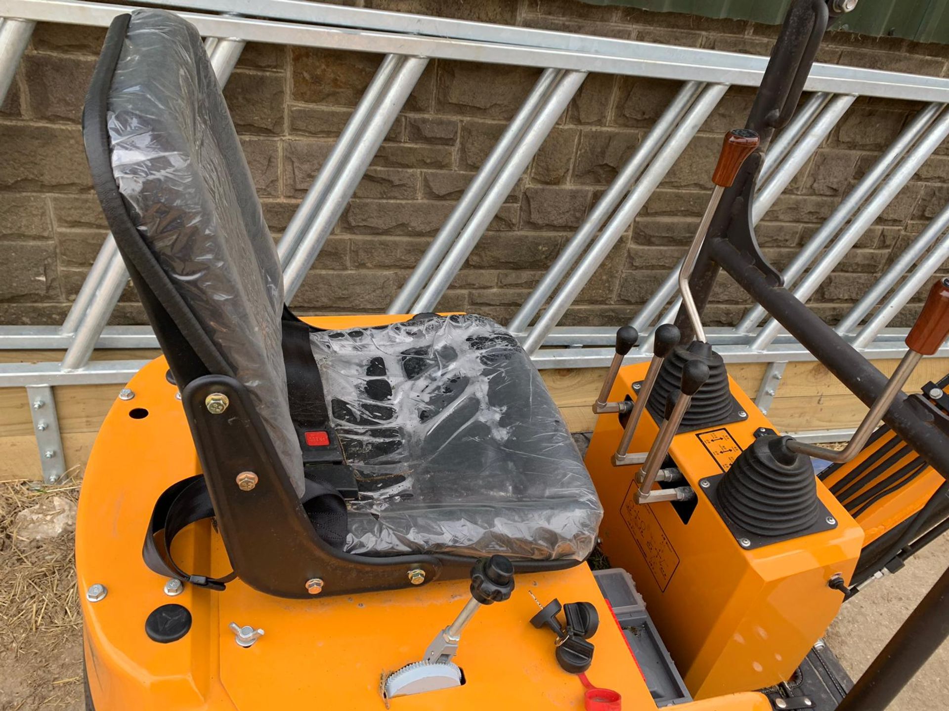 BRAND NEW MINI TRACKED EXCAVATOR MICRO RHINOCEROS XN08 - X3 BUCKETS *PLUS VAT* - Bild 10 aus 10