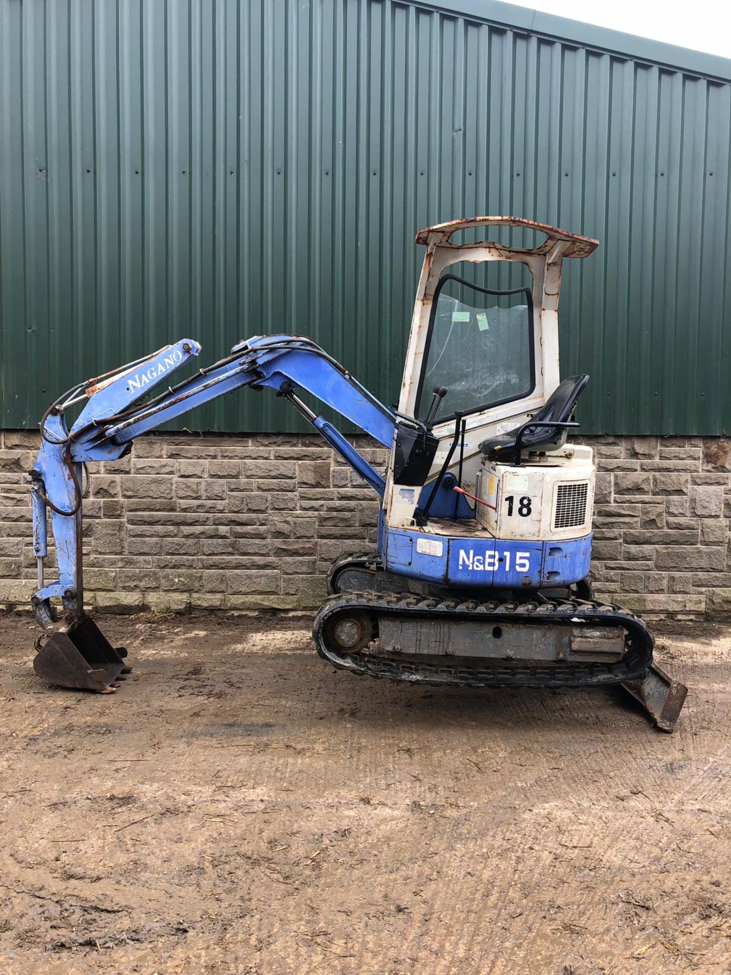 BLUE HANNEX N&B15 TRACKED MINI DIGGER / EXCAVATOR - BLADE OFF SET, RUNS, DRIVES AND DIGS *PLUS VAT* - Image 2 of 17
