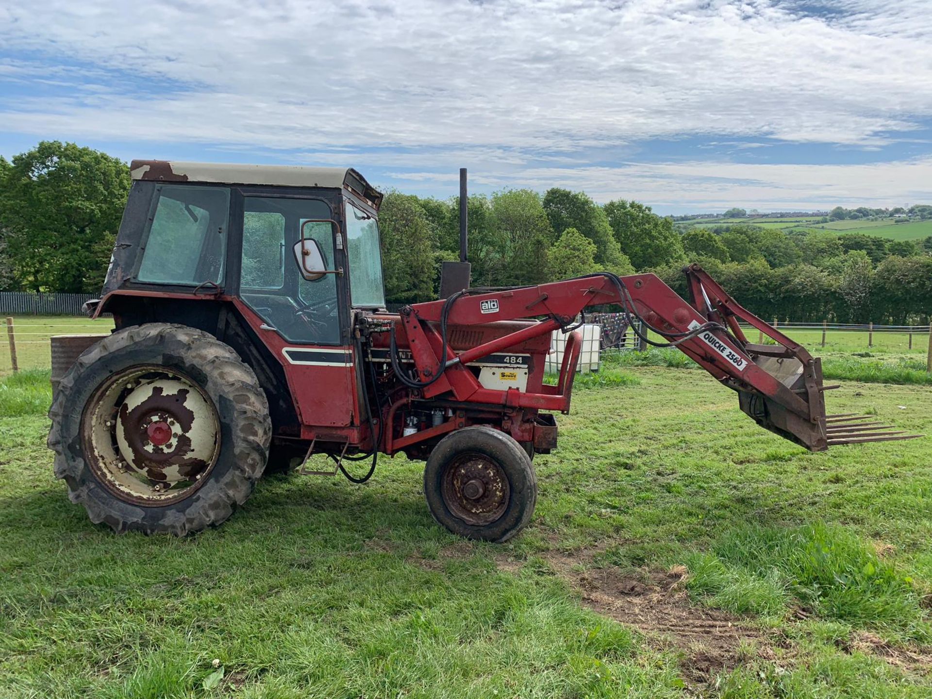 INTERNATIONAL 484 TRACTOR CW QUICKE 2560 FRONT LOADER, ONE PREVIOUS OWNER FROM NEW *PLUS VAT* - Image 2 of 13