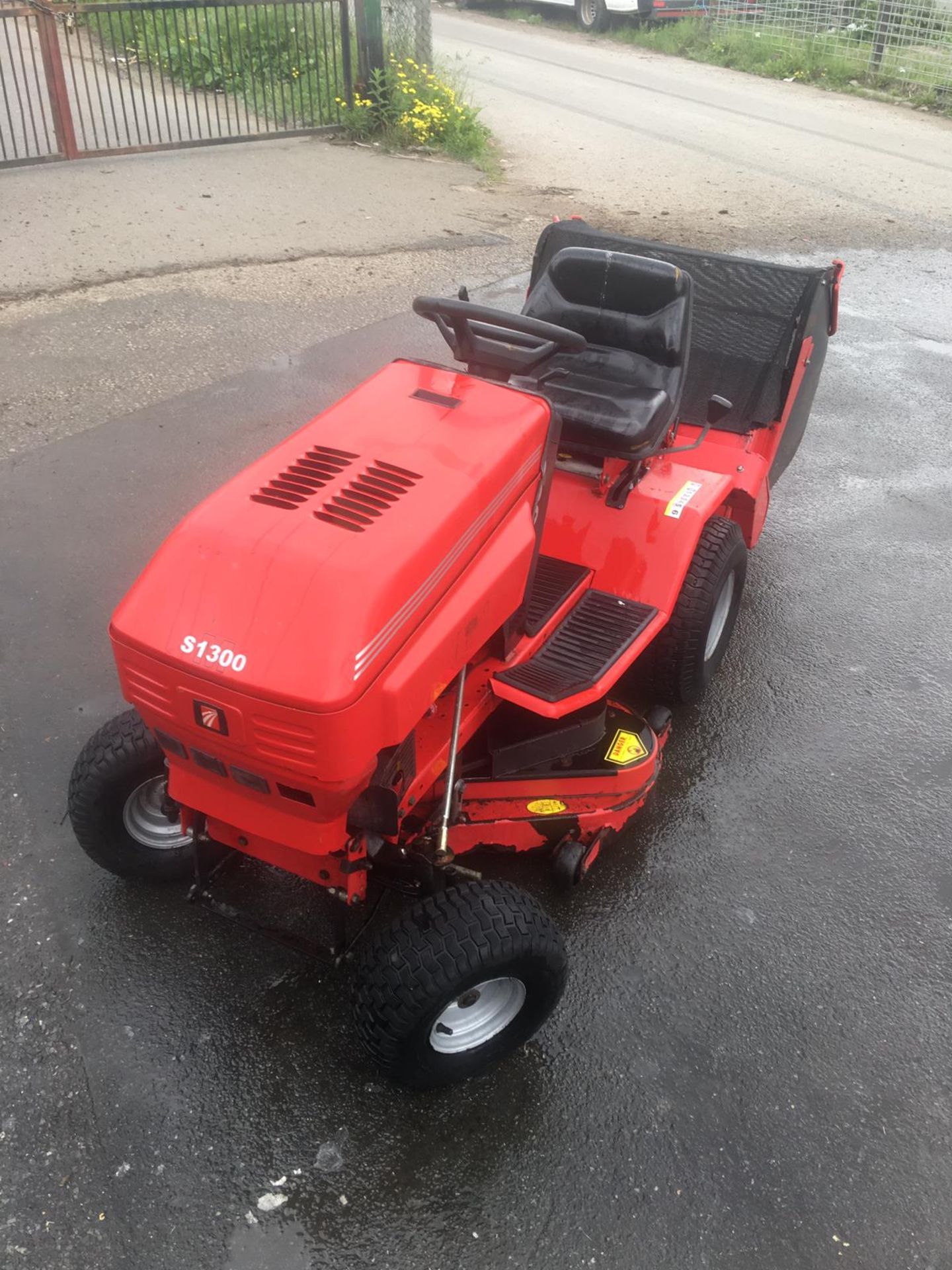 WESTWOOD S1300/36 RIDE ON LAWN MOWER, BRIGGS AND STRATTON ENGINE, REAR GRASS COLLECTOR *NO VAT* - Image 5 of 9