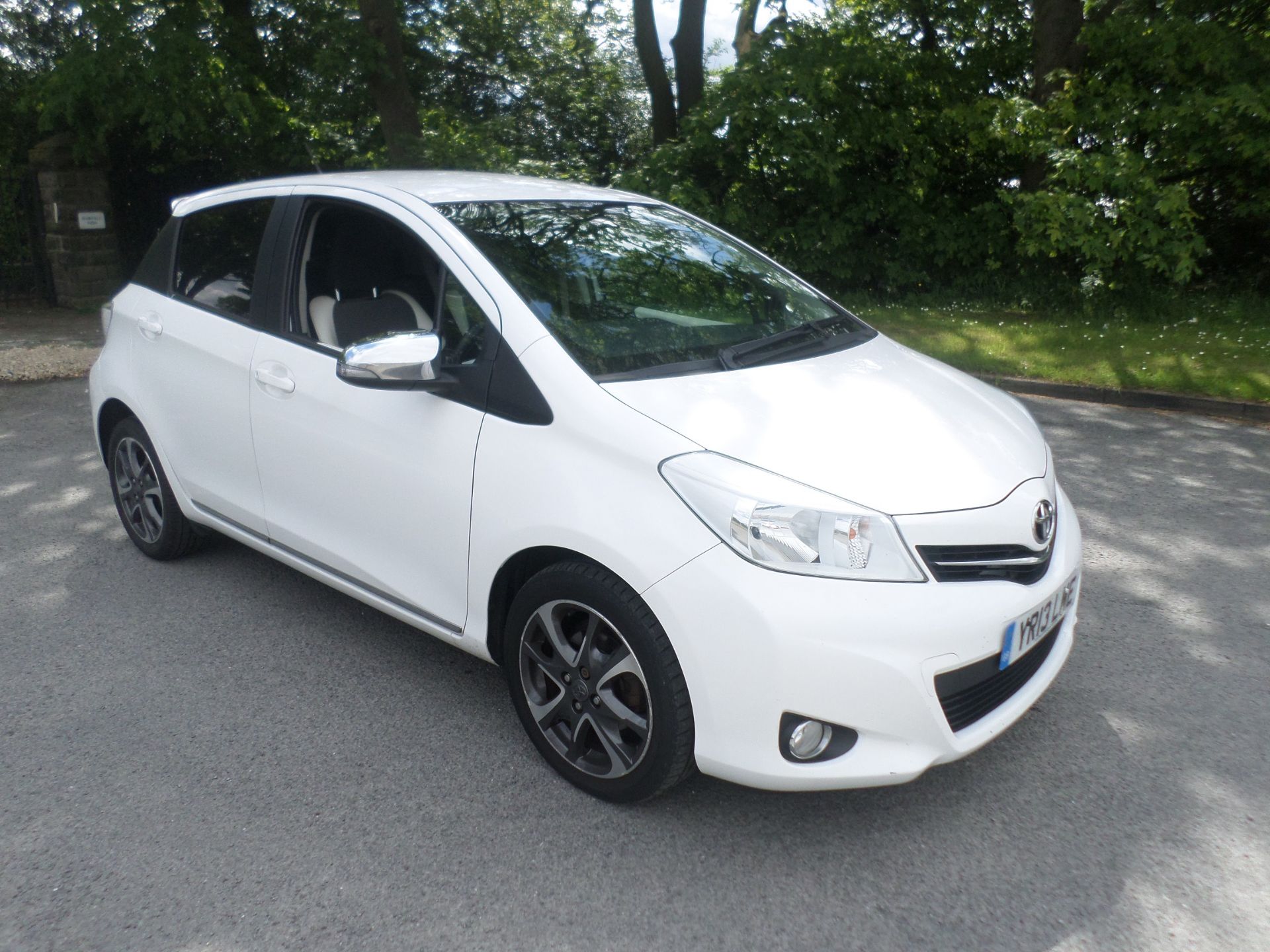 2013/13 REG TOYOTA YARIS TREND VVT-I 1.3 PETROL 5 DOOR HATCHBACK, SHOWING 1 FORMER KEEPER *NO VAT*