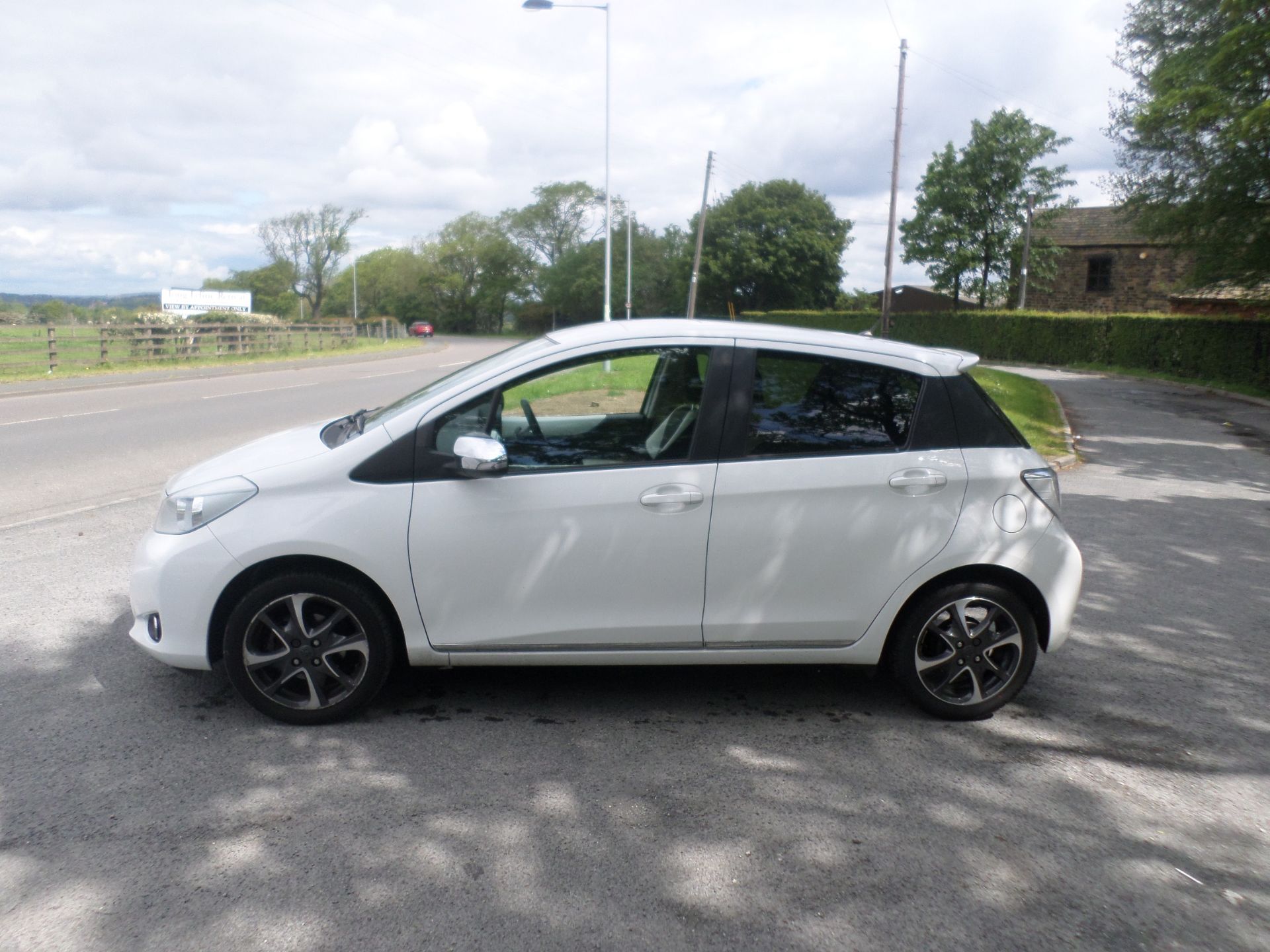 2013/13 REG TOYOTA YARIS TREND VVT-I 1.3 PETROL 5 DOOR HATCHBACK, SHOWING 1 FORMER KEEPER *NO VAT* - Image 4 of 13