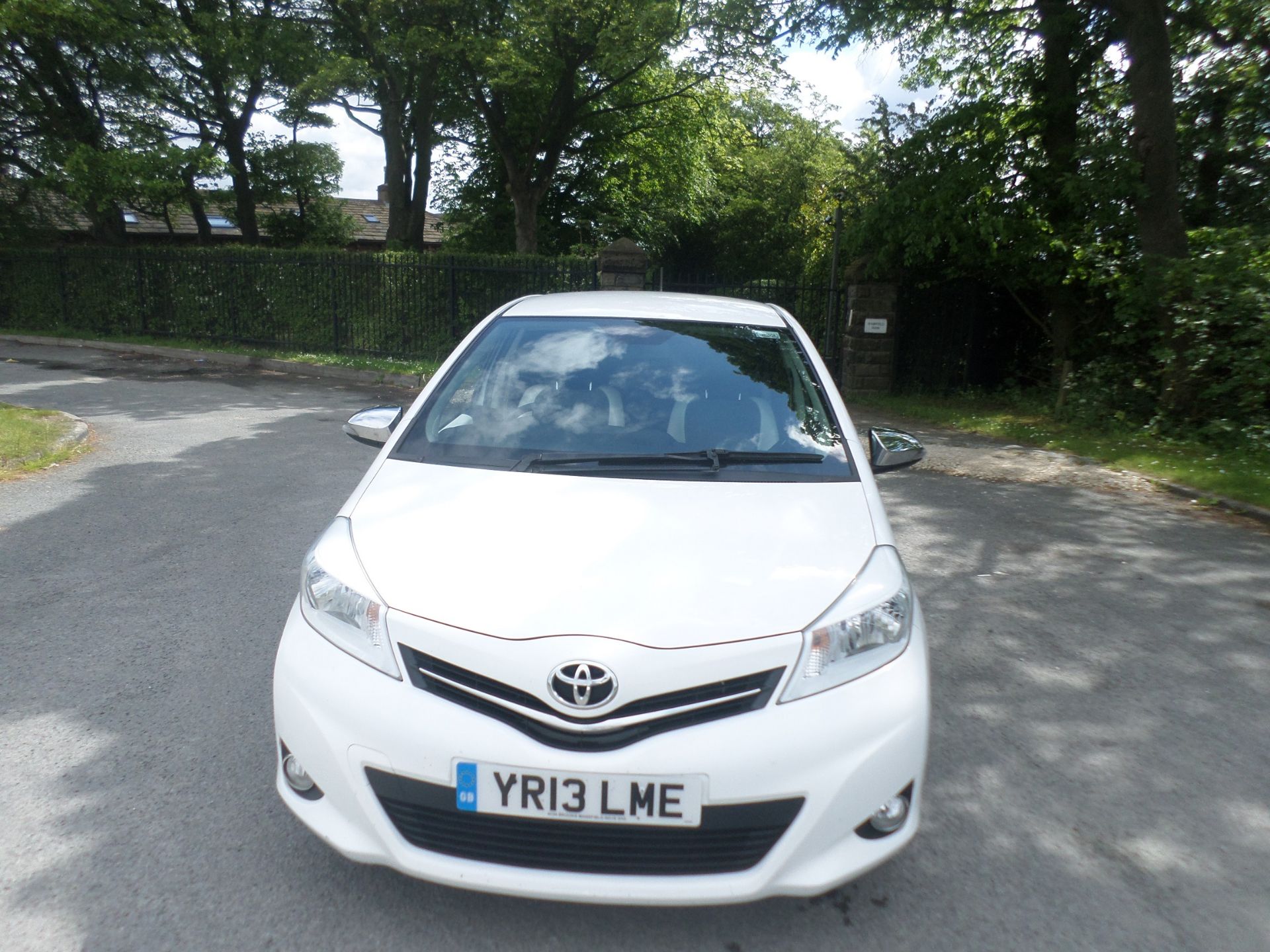 2013/13 REG TOYOTA YARIS TREND VVT-I 1.3 PETROL 5 DOOR HATCHBACK, SHOWING 1 FORMER KEEPER *NO VAT* - Image 2 of 13