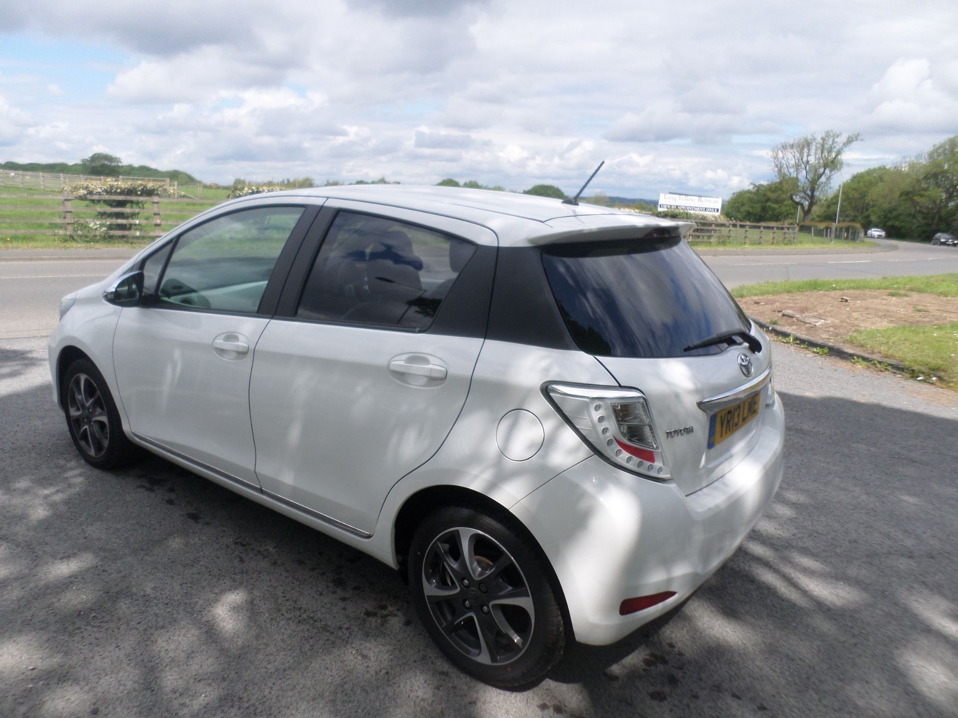 2013/13 REG TOYOTA YARIS TREND VVT-I 1.3 PETROL 5 DOOR HATCHBACK, SHOWING 1 FORMER KEEPER *NO VAT* - Image 5 of 13