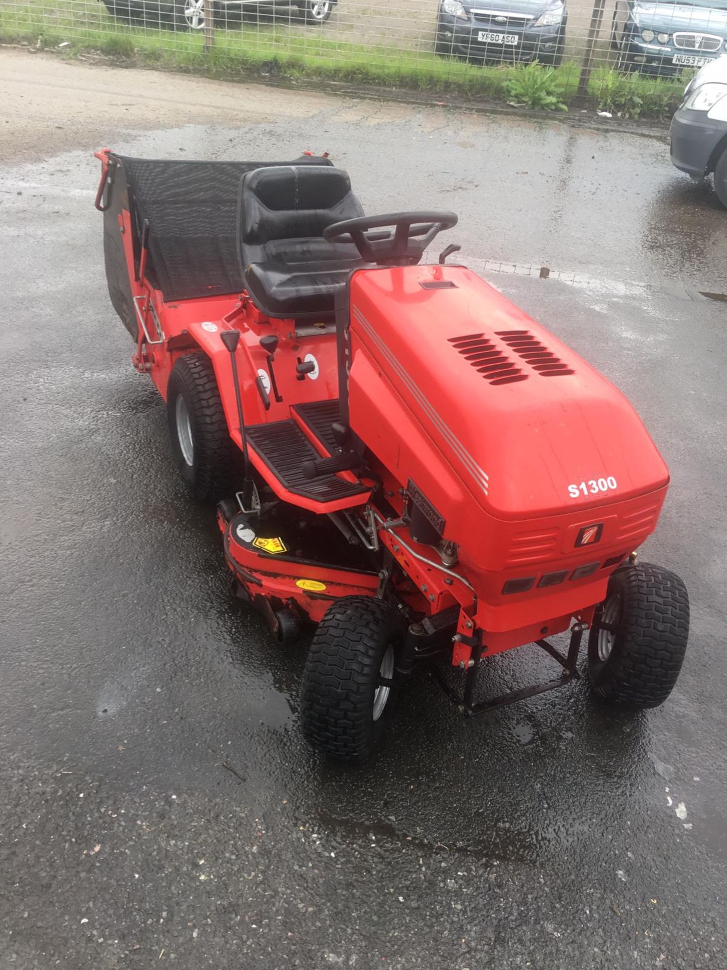 WESTWOOD S1300/36 RIDE ON LAWN MOWER, BRIGGS AND STRATTON ENGINE, REAR GRASS COLLECTOR *NO VAT*