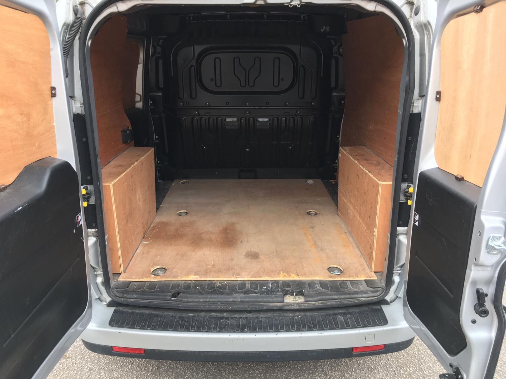 2015/15 REG VAUXHALL COMBO 2000 L1H1 CDTI S/S SILVER 1.6 DIESEL PANEL VAN, FULL SERVICE HISTORY - Image 9 of 10