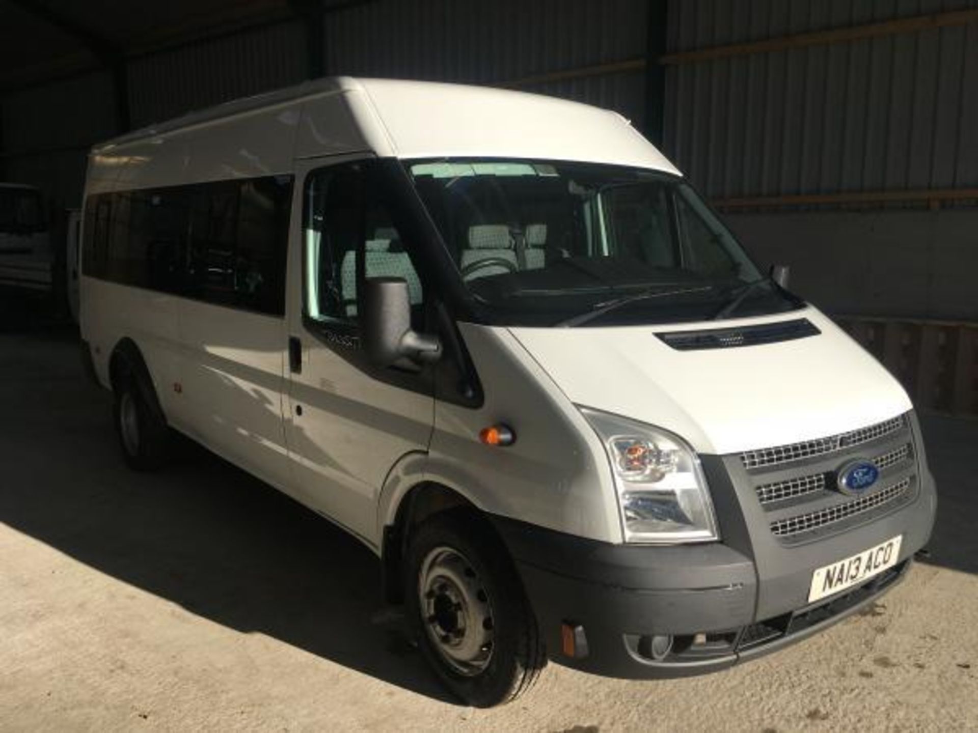 2013/13 REG FORD TRANSIT 135 T430 RWD WHITE DIESEL 17 SEAT MINIBUS EURO 5 WITH AIR CON *PLUS VAT*