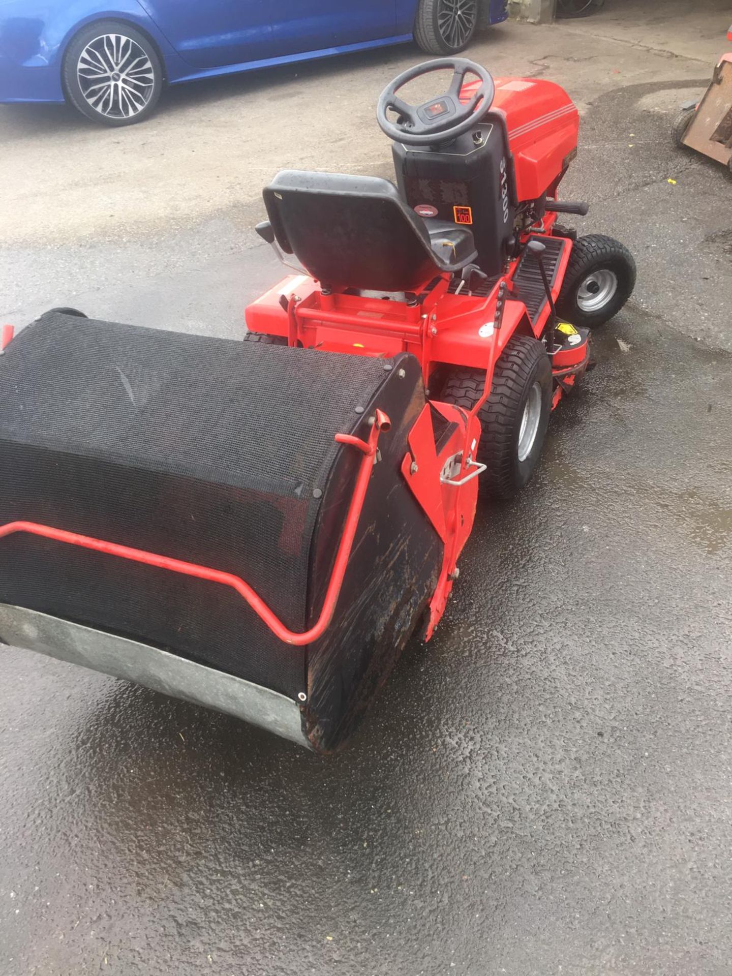 WESTWOOD S1300/36 RIDE ON LAWN MOWER, BRIGGS AND STRATTON ENGINE, REAR GRASS COLLECTOR *NO VAT* - Image 4 of 9