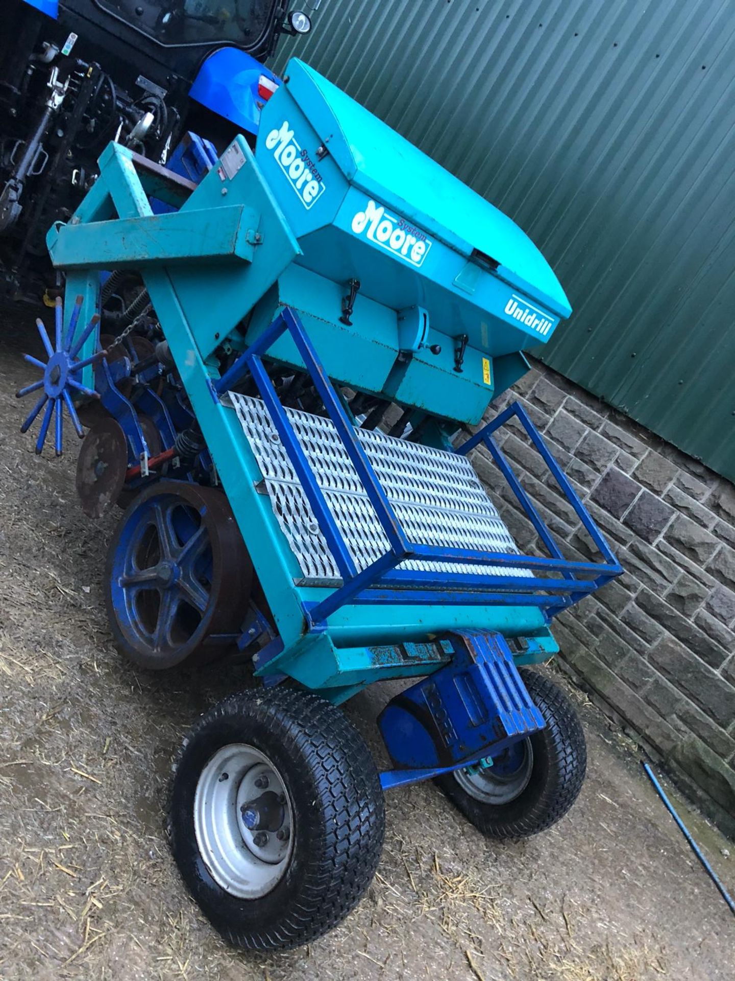 YEAR 2000 SYSTEM MOORE SPORTSTURF UNIDRILL MODEL 1.2 GRASS ROOT PRUNER & SEEDER *PLUS VAT* - Bild 5 aus 12