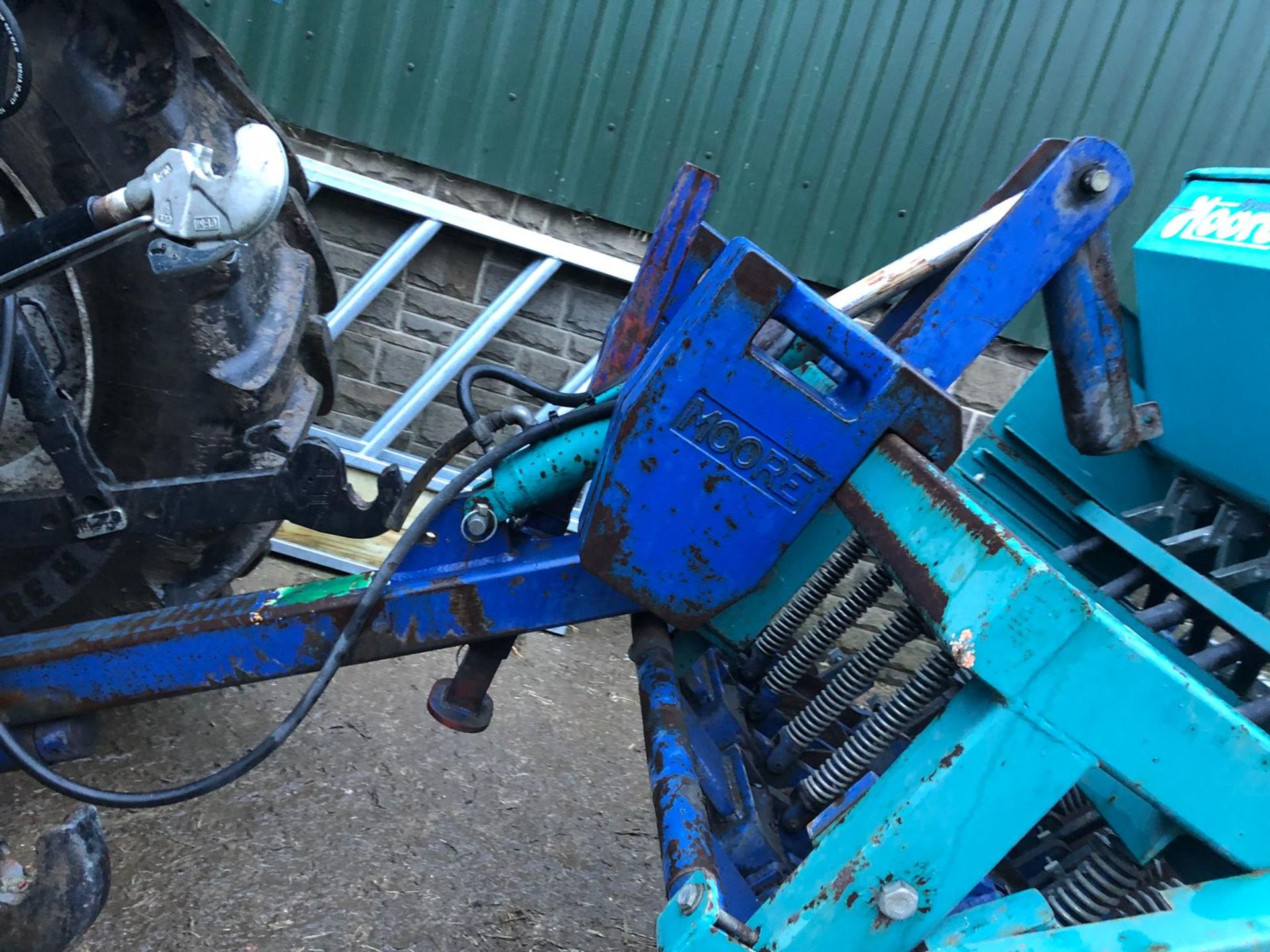 YEAR 2000 SYSTEM MOORE SPORTSTURF UNIDRILL MODEL 1.2 GRASS ROOT PRUNER & SEEDER *PLUS VAT* - Bild 10 aus 12