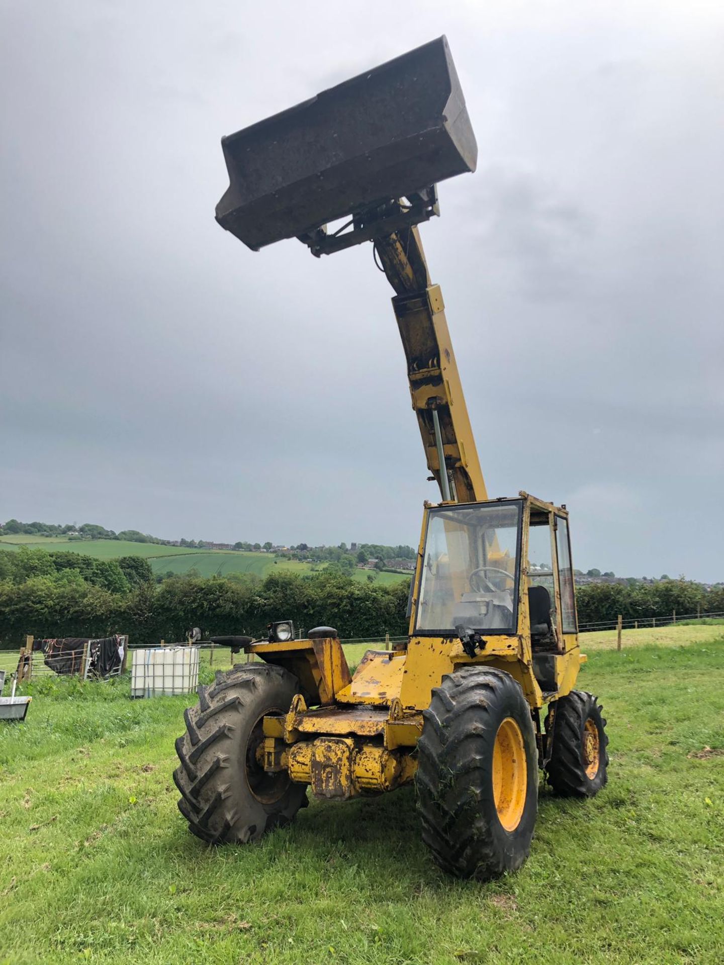 JCB 525B TELEHANDLER, RUNS WORKS AND DRIVES, V5 PRESENT, SHOWING 2493 HOURS *NO VAT* - Bild 2 aus 8