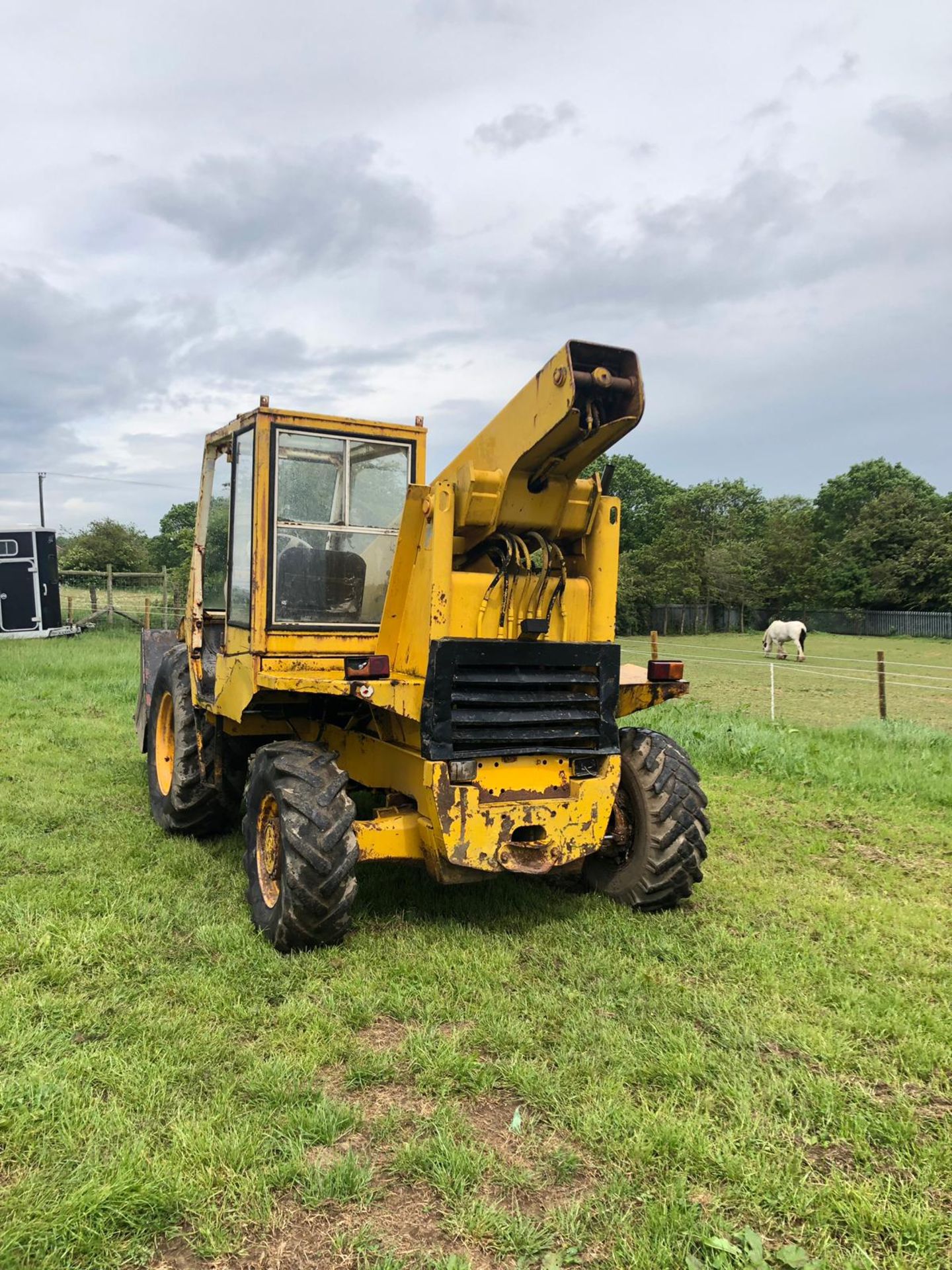 JCB 525B TELEHANDLER, RUNS WORKS AND DRIVES, V5 PRESENT, SHOWING 2493 HOURS *NO VAT* - Image 6 of 8