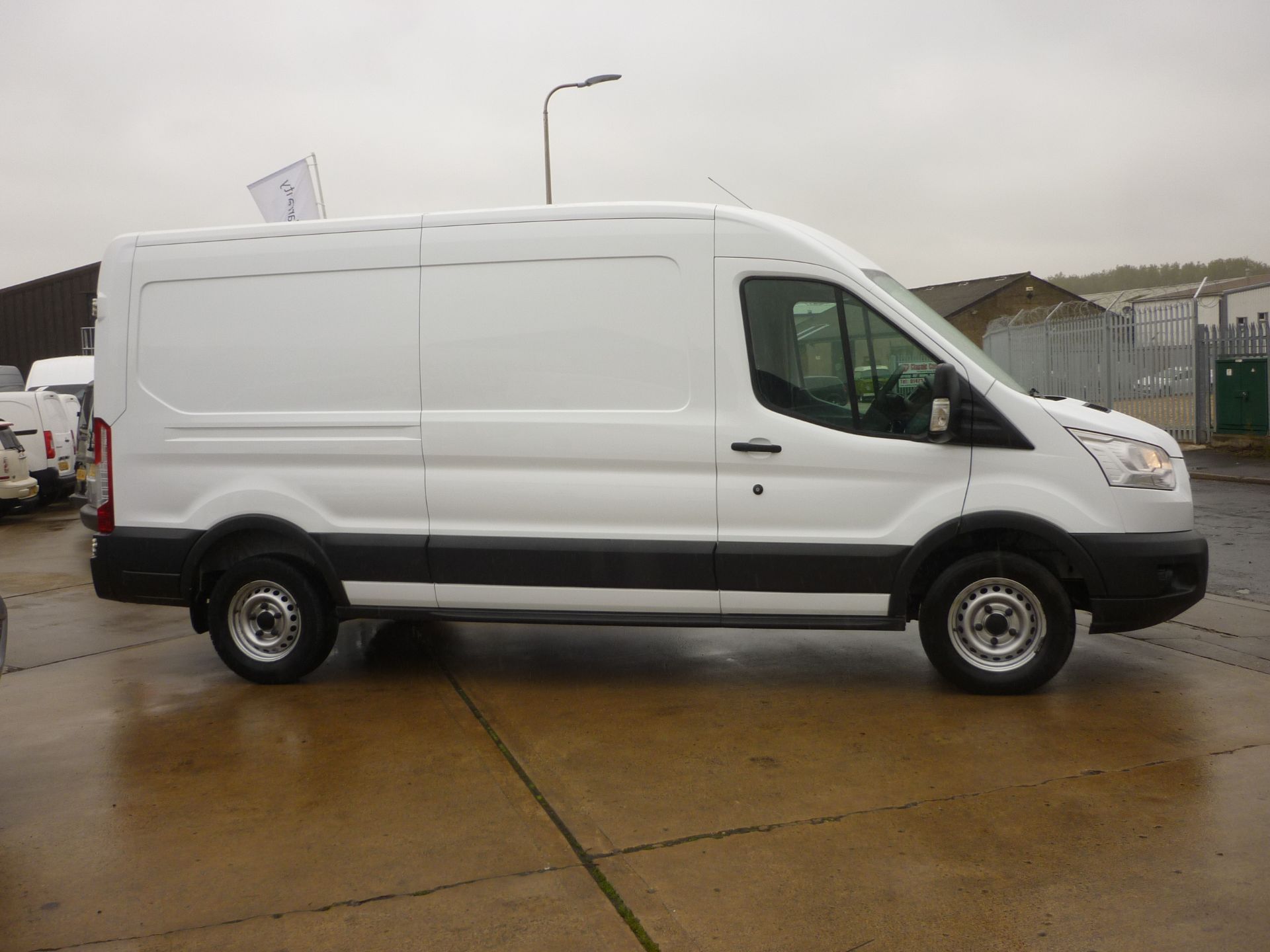 2016/65 REG FORD TRANSIT 350 L3 H2 2.2 DIESEL WHITE PANEL VAN, SHOWING 0 FORMER KEEPERS - Image 6 of 10