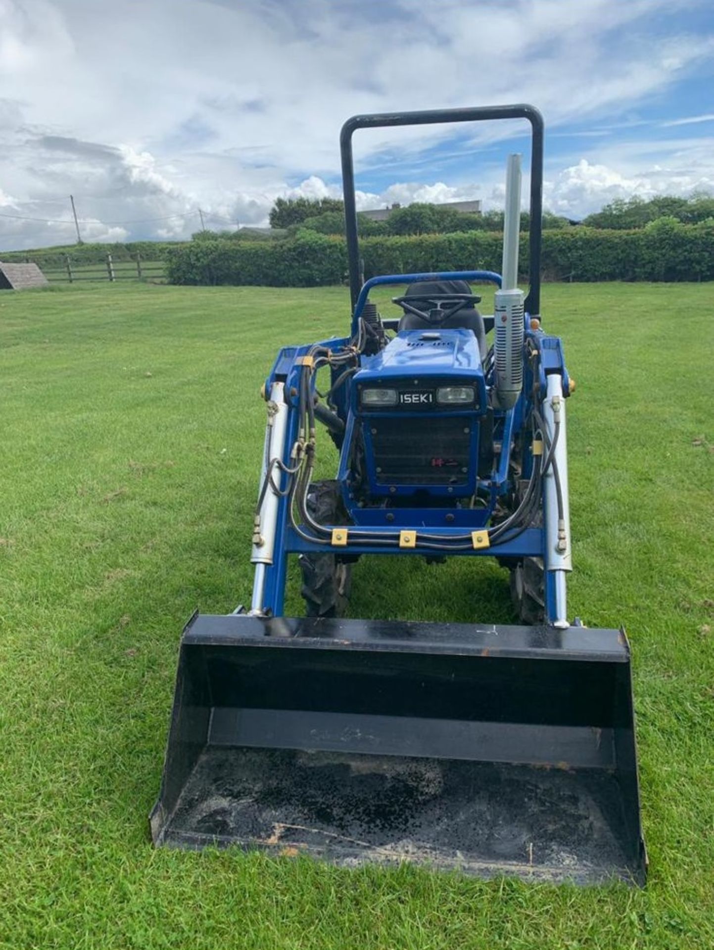 ISEKI TX1510 DIESEL 4WD COMPACT TRACTOR C/W V1 FRONT LOADING SHOVEL, RUNS AND WORKS *PLUS VAT* - Image 4 of 7