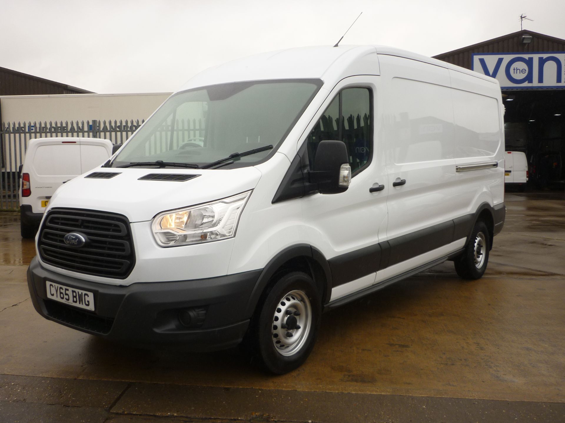 2016/65 REG FORD TRANSIT 350 L3 H2 2.2 DIESEL WHITE PANEL VAN, SHOWING 0 FORMER KEEPERS - Image 2 of 10