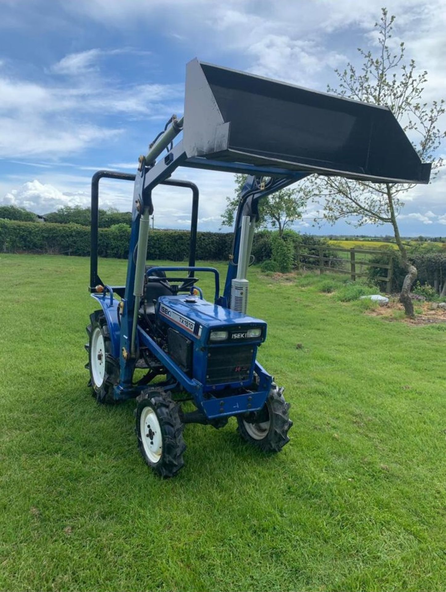 ISEKI TX1510 DIESEL 4WD COMPACT TRACTOR C/W V1 FRONT LOADING SHOVEL, RUNS AND WORKS *PLUS VAT* - Image 3 of 7