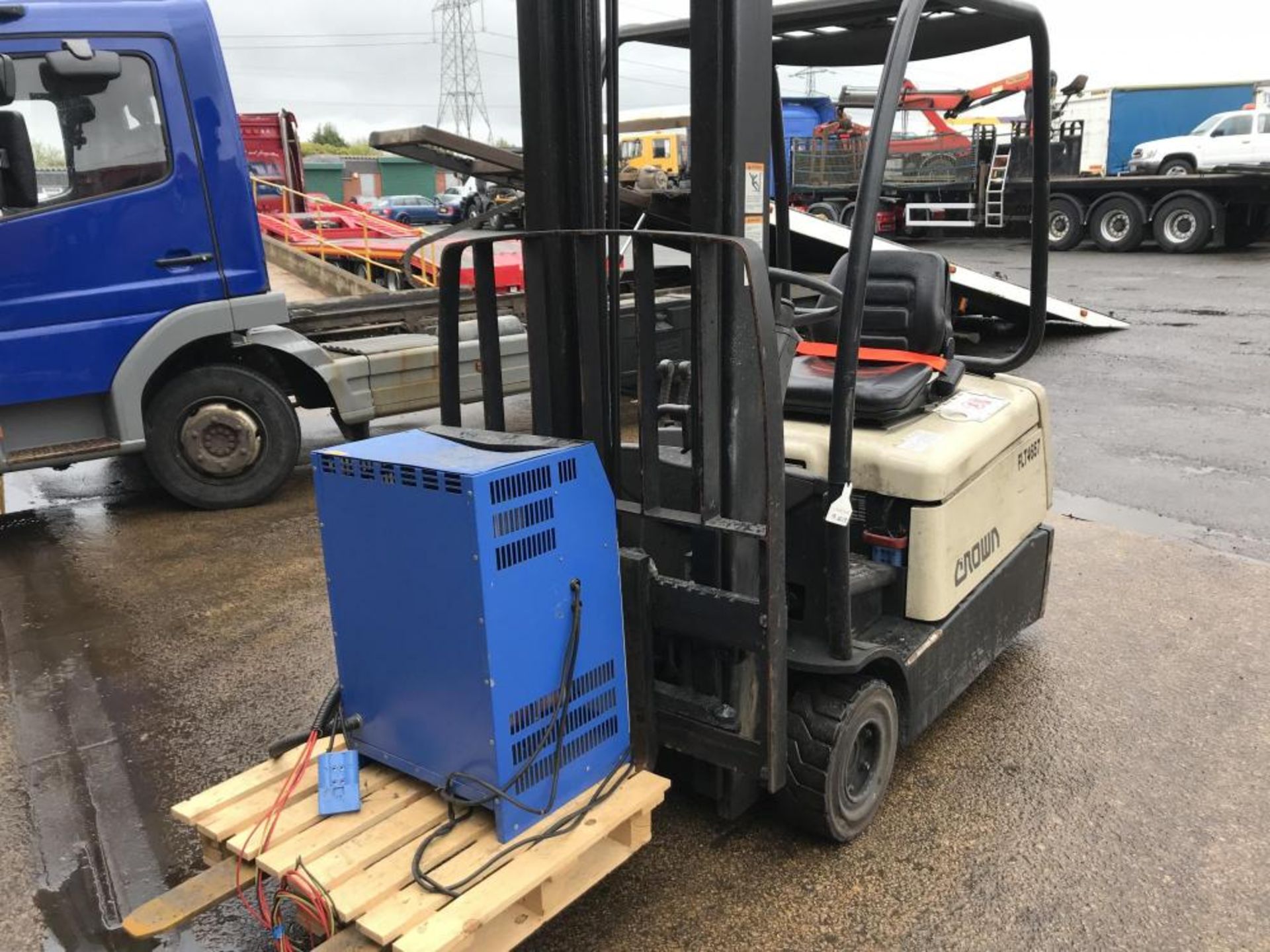 1998 CROWN ELECTRIC FORKLIFT TRUCK - CHARGER INCLUDED, GOOD WORKING ORDER *PLUS VAT* - Image 2 of 12