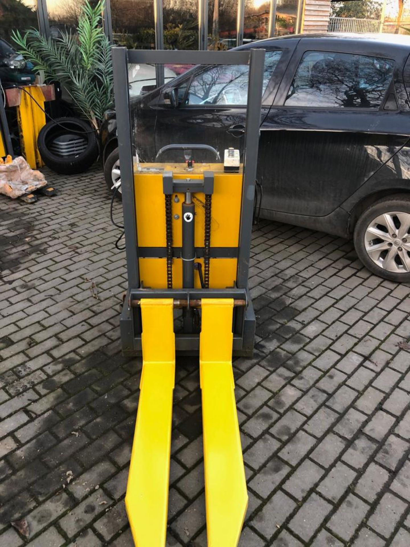 BRAND NEW WARRIOR YM250 12V BATTERY PALLET TRUCK *PLUS VAT* - Image 3 of 11