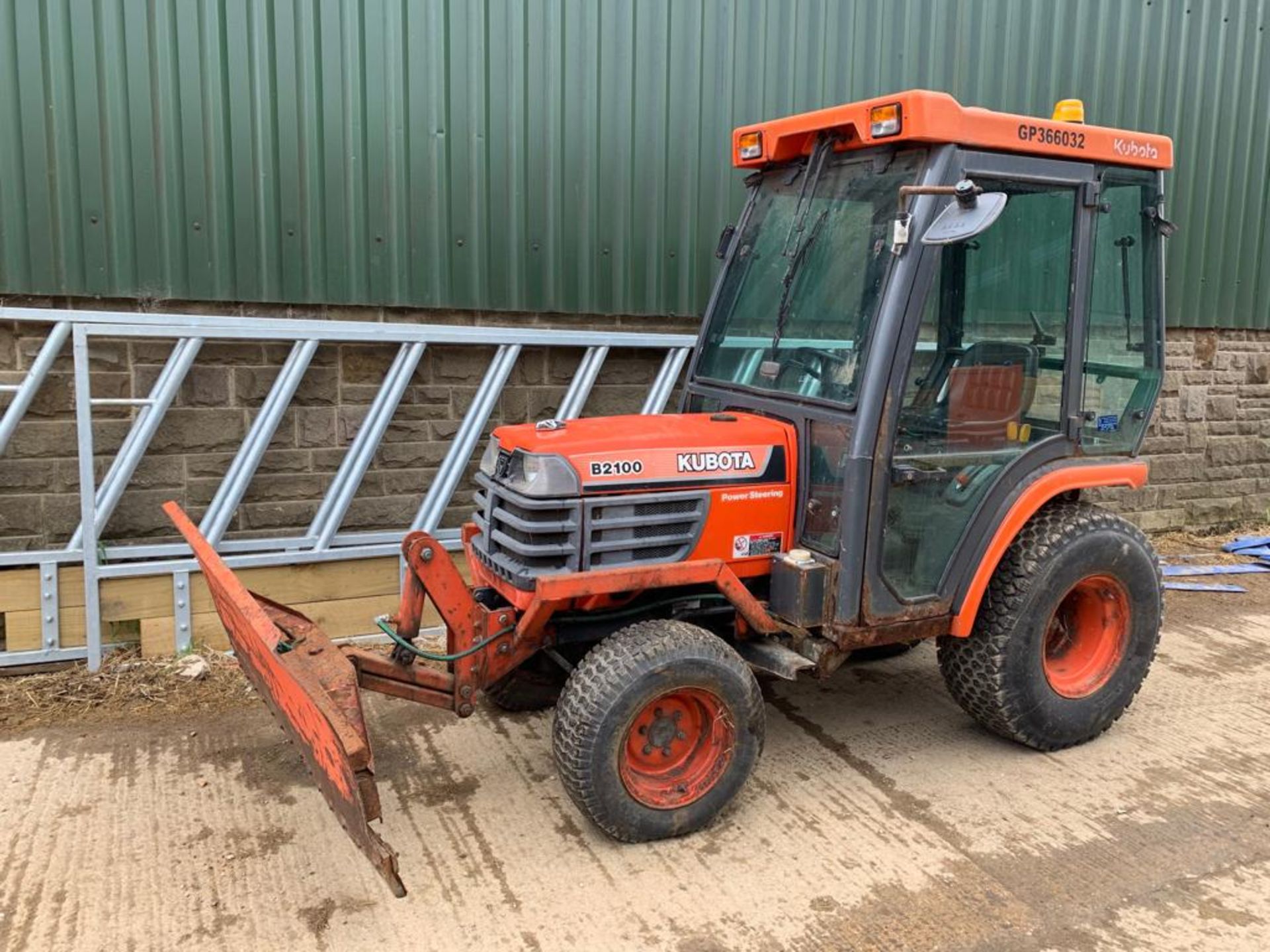 2000/X REG KUBOTA B2100 COMPACT TRACTOR WITH FULL GLASS CAB C/W PLOUGH ATTACHMENT *PLUS VAT* - Image 5 of 11