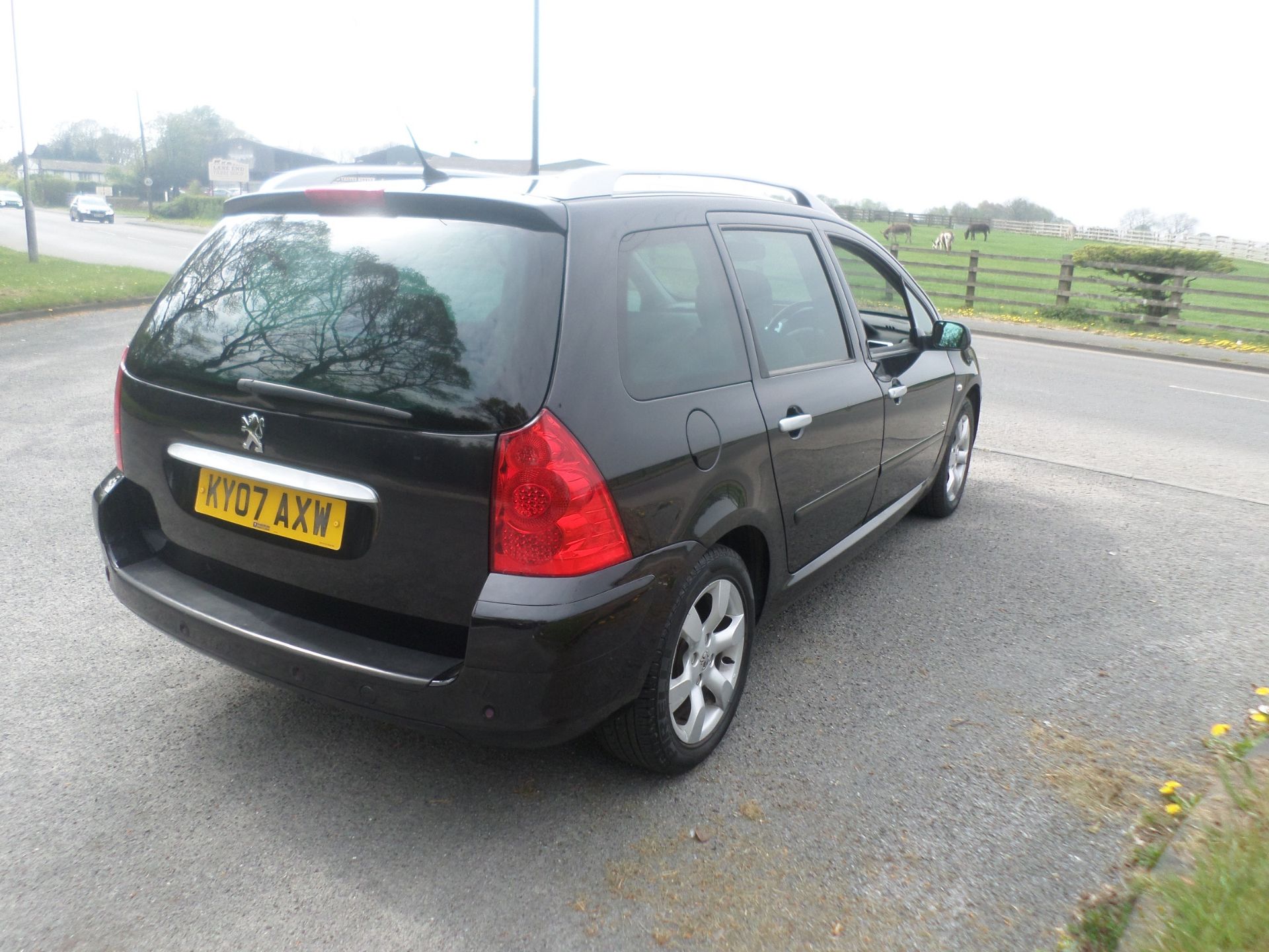 2007/07 REG PEUGEOT 307 SW SE HDI 110 BLACK 1.6 DIESEL ESTATE, SHOWING 1 FORMER KEEPER *NO VAT* - Image 7 of 17