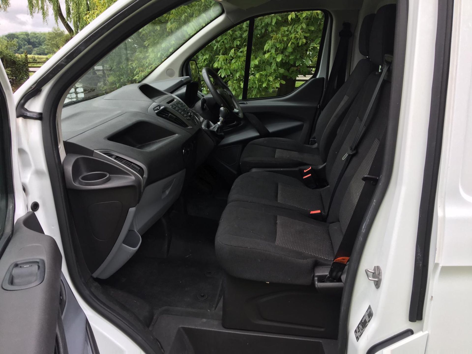 2015/65 REG FORD TRANSIT CUSTOM 270 ECO-TECH 2.2 DIESEL WHITE PANEL VAN, SHOWING 0 FORMER KEEPERS - Image 10 of 14