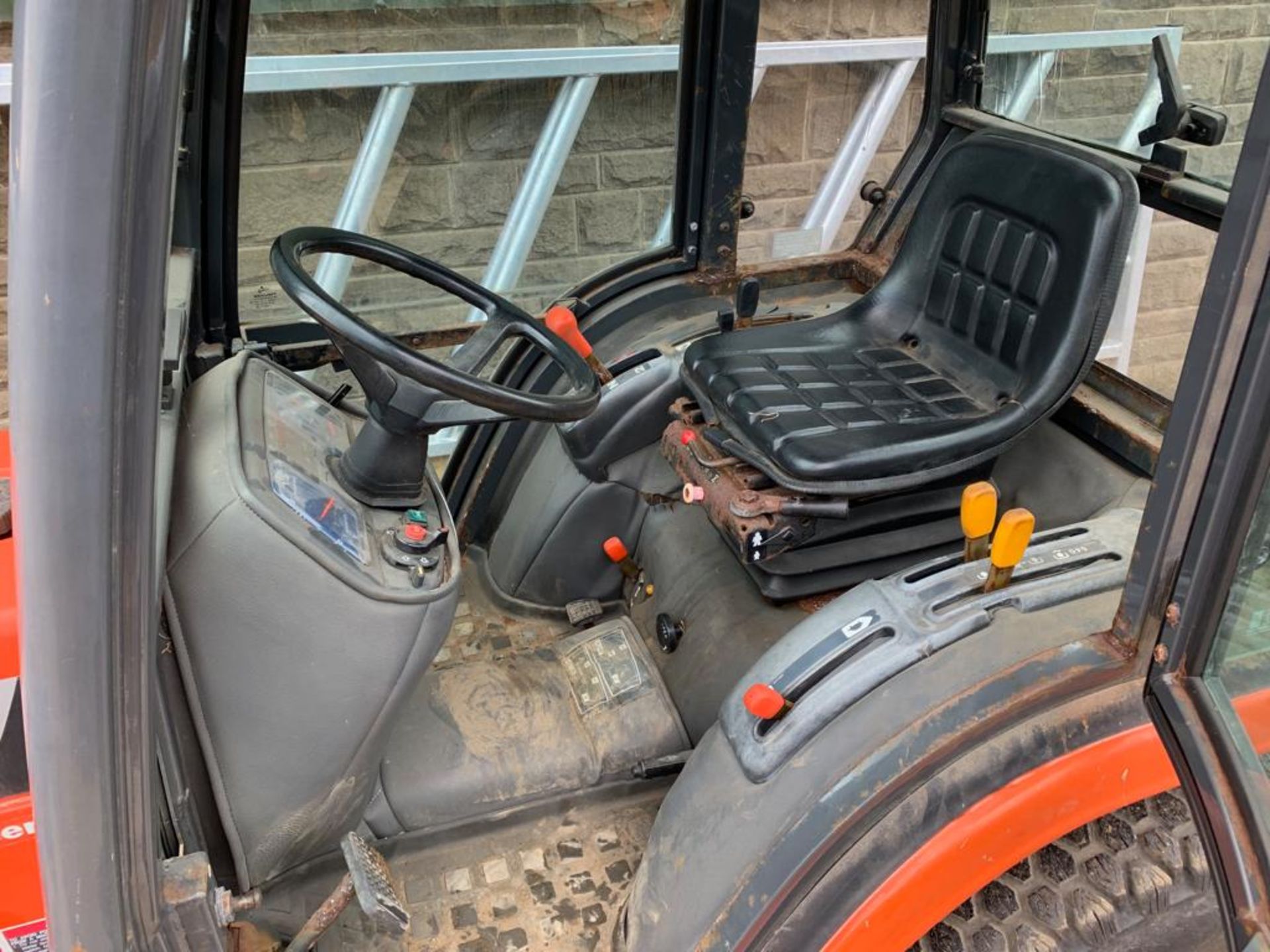 2000/X REG KUBOTA B2100 COMPACT TRACTOR WITH FULL GLASS CAB C/W PLOUGH ATTACHMENT *PLUS VAT* - Image 8 of 11
