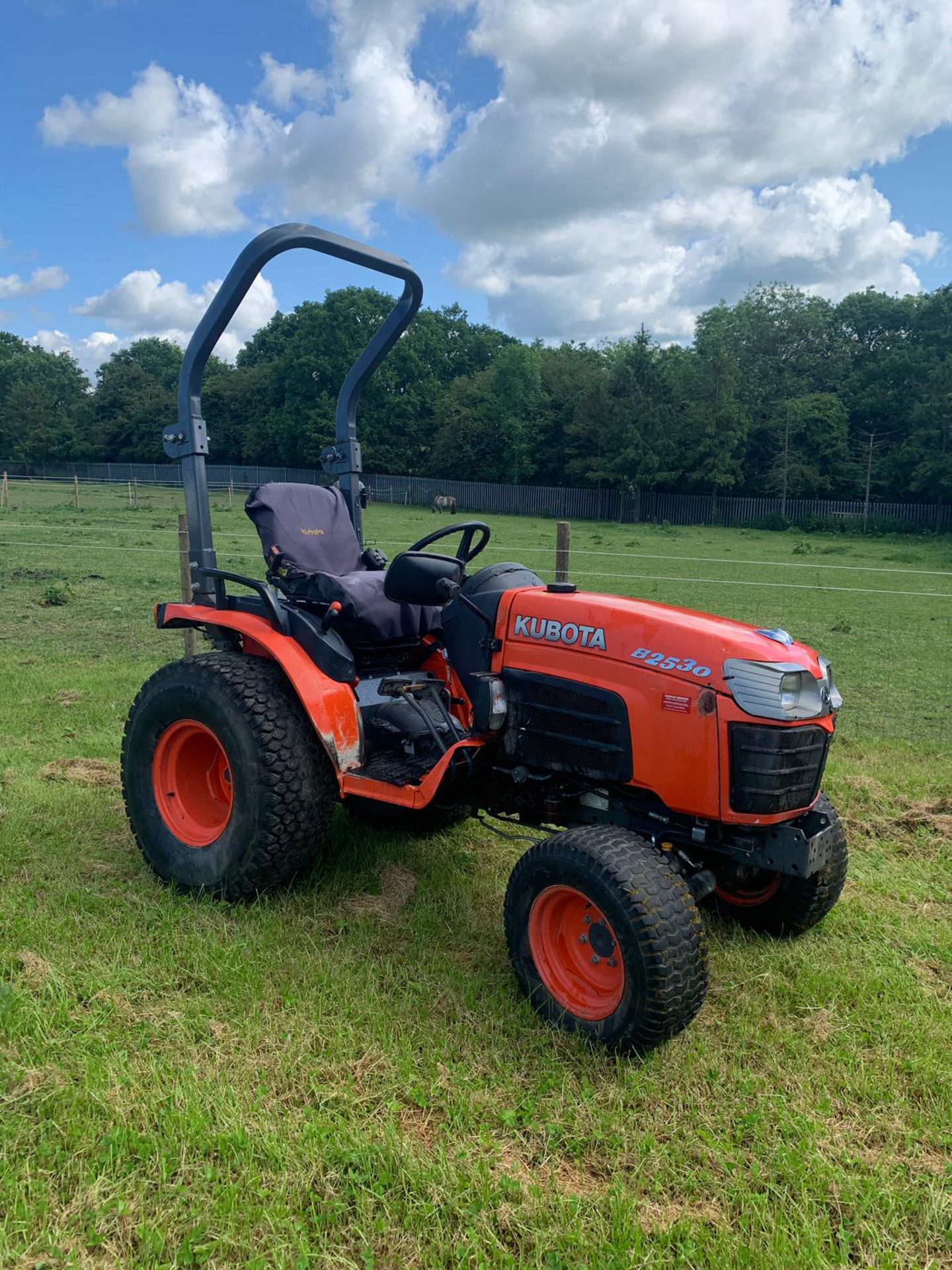 2017/17 REG KUBOTA B2530 COMPACT TRACTOR, RUNS AND WORKS, SHOWING 1989 HOURS *PLUS VAT* - Image 2 of 13