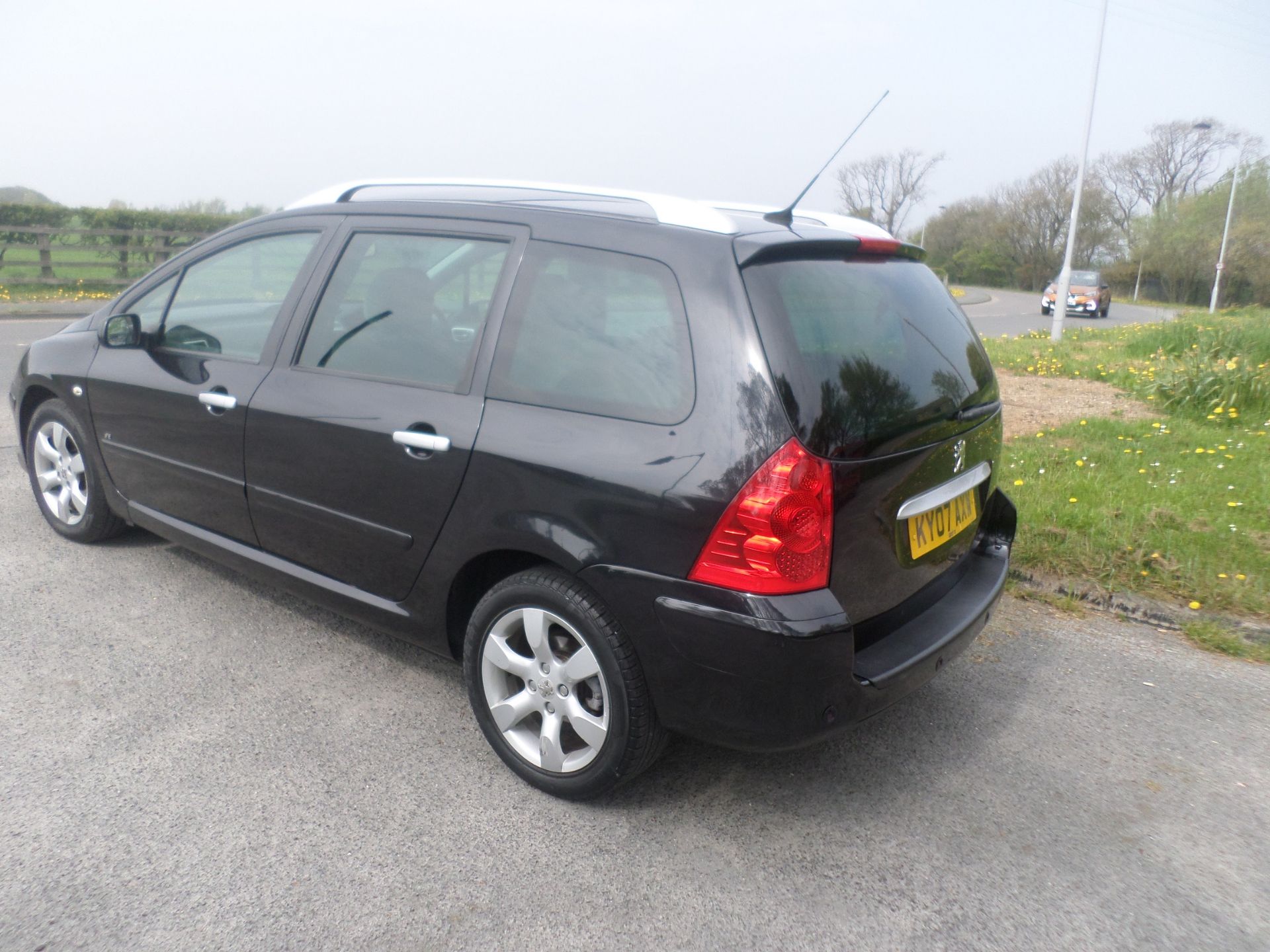 2007/07 REG PEUGEOT 307 SW SE HDI 110 BLACK 1.6 DIESEL ESTATE, SHOWING 1 FORMER KEEPER *NO VAT* - Image 5 of 17