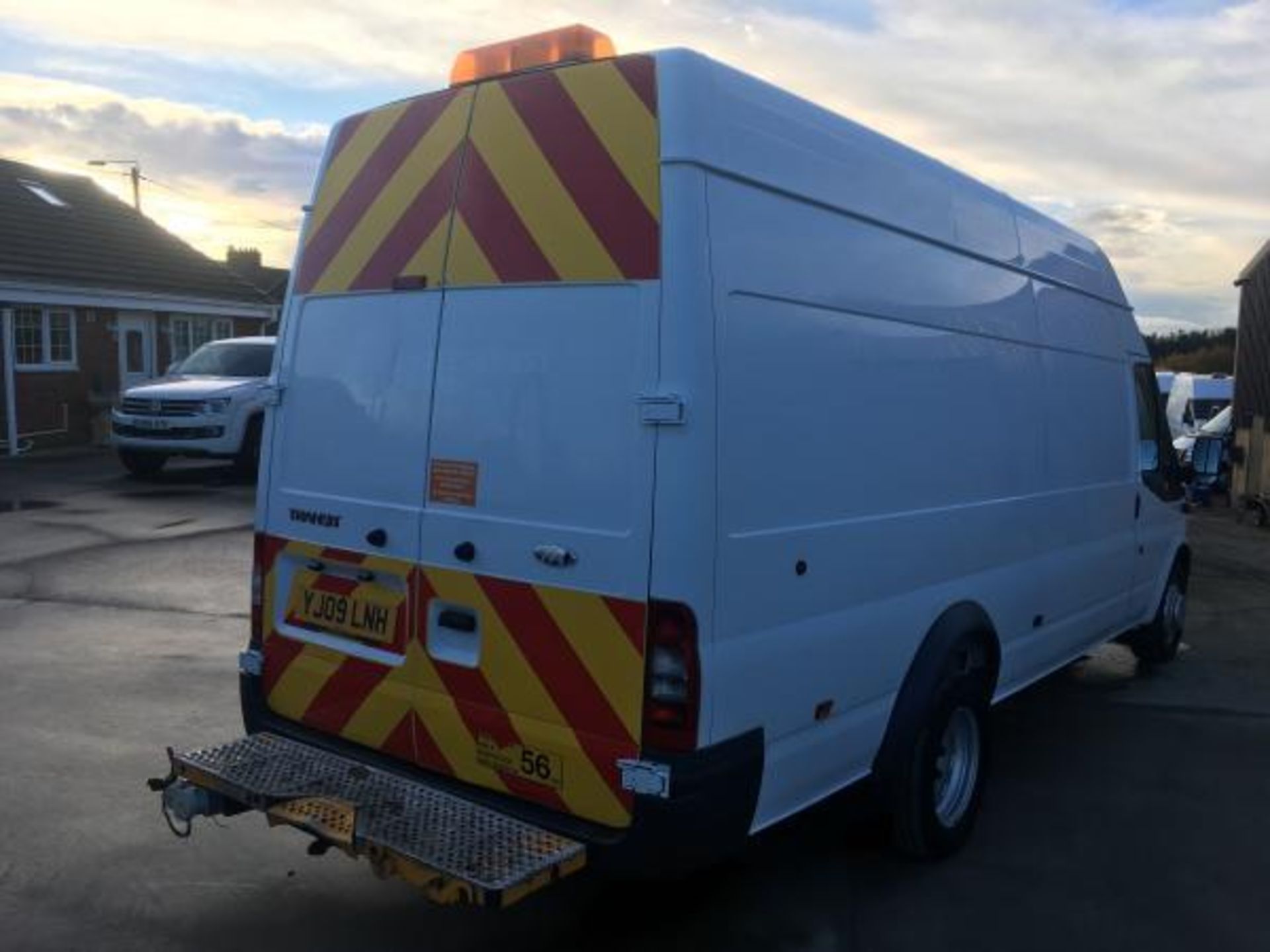 2009/09 REG FORD TRANSIT 115 T460 RWD JUMBO VAN WITH COMPRESSOR & GENERATOR, AIR CON *PLUS VAT* - Image 4 of 17