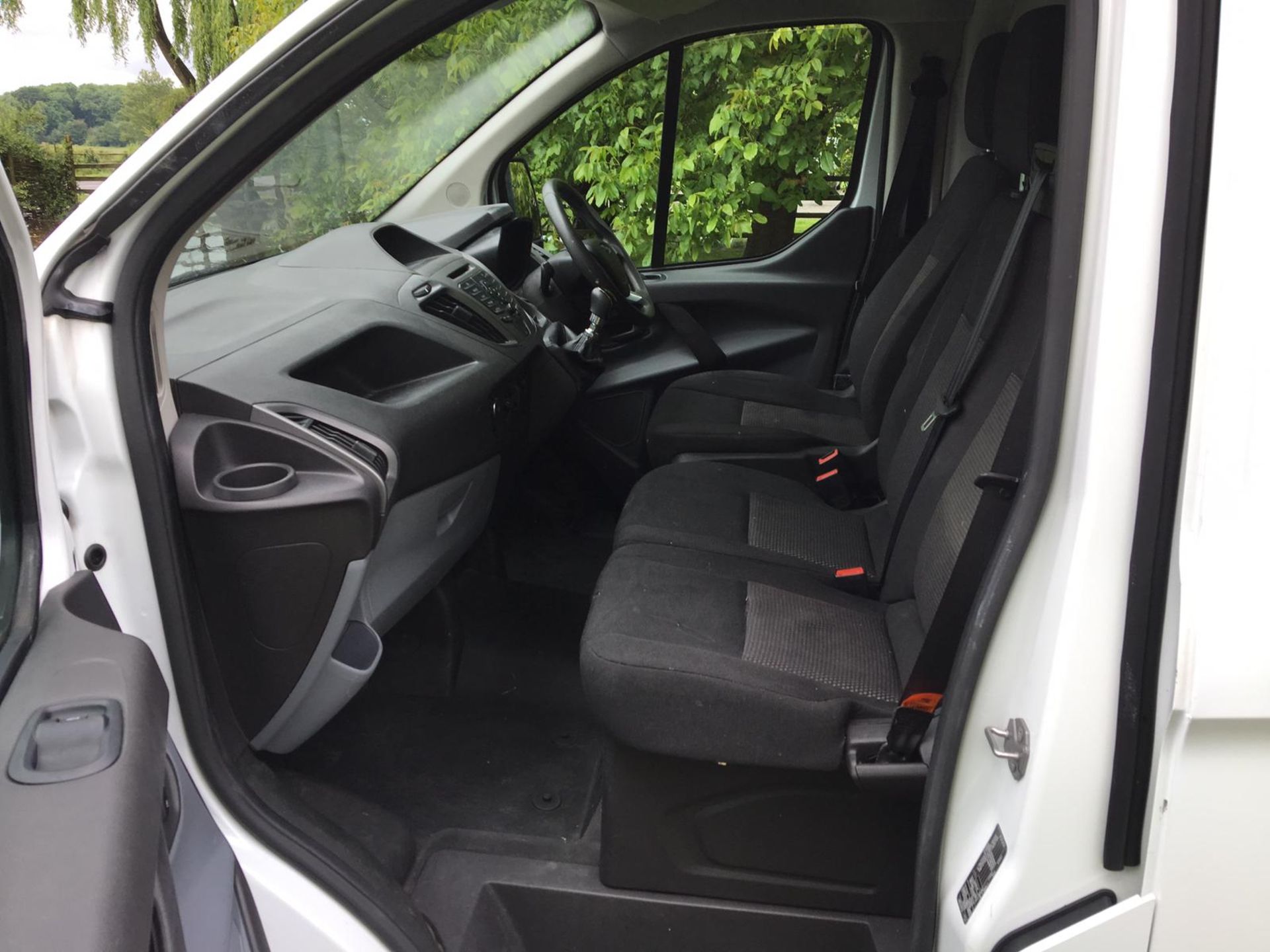 2015/65 REG FORD TRANSIT CUSTOM 270 ECO-TECH 2.2 DIESEL WHITE PANEL VAN, SHOWING 0 FORMER KEEPERS - Image 9 of 14