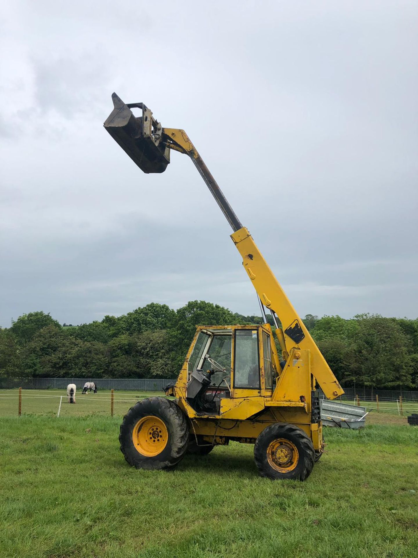 JCB 525B TELEHANDLER, RUNS WORKS AND DRIVES, V5 PRESENT, SHOWING 2493 HOURS *NO VAT*