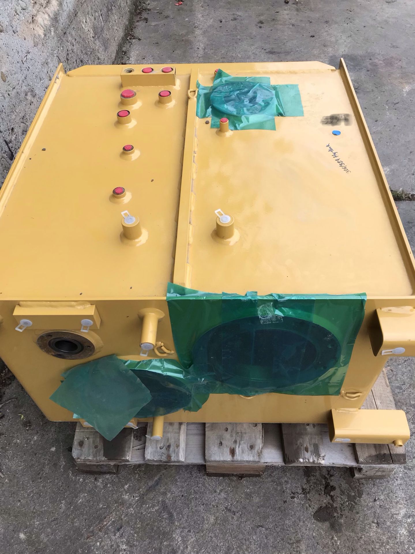 BRAND NEW UNUSED CAT EXCAVATOR HYDRAULIC TANK TO FIT CAT 326/329 EXCAVATOR *PLUS VAT* - Image 2 of 5