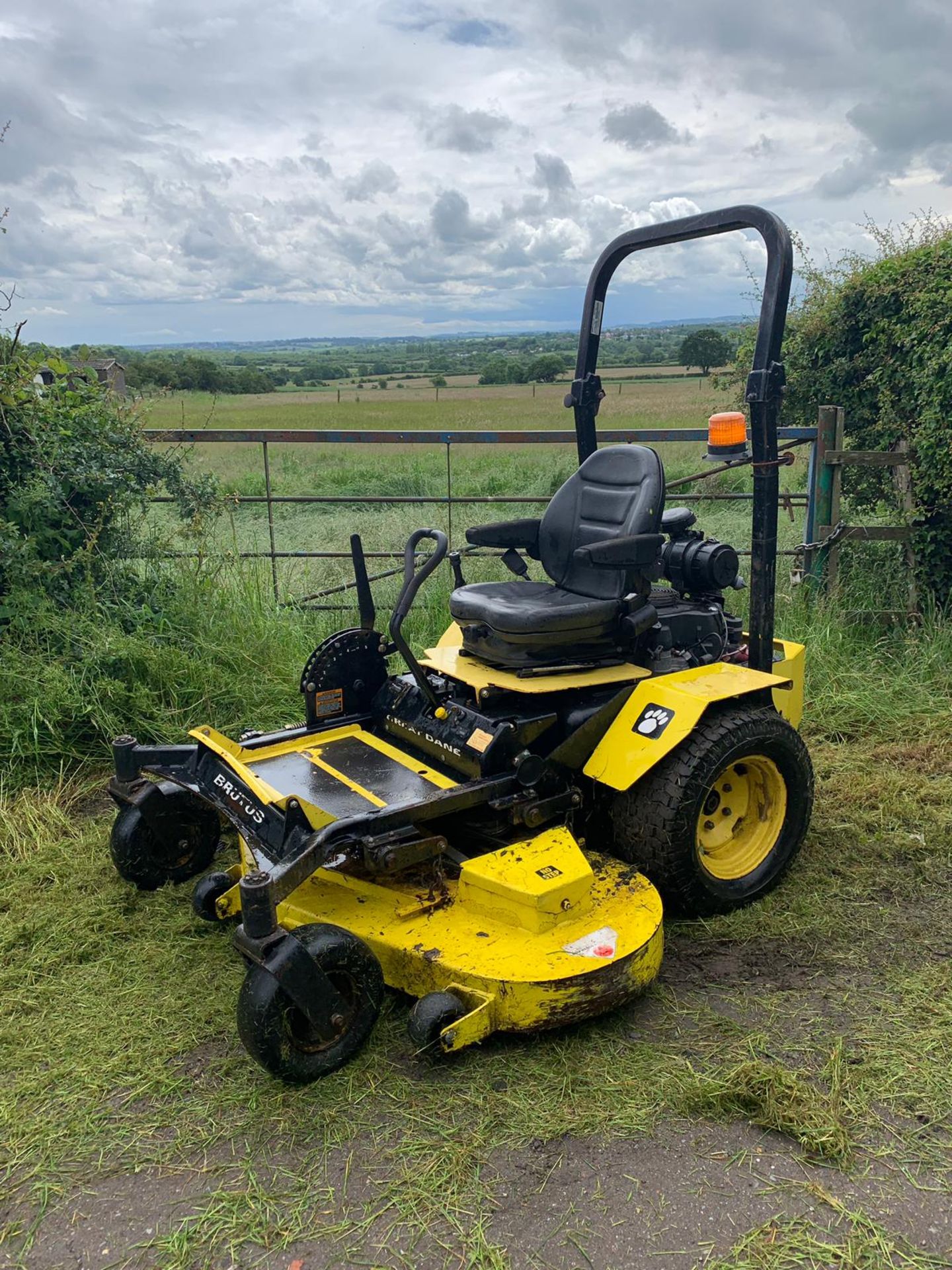 2012 GREAT DANE BRUTUS RIDE ON ZERO TURN PETROL LAWN MOWER *PLUS VAT* - Image 5 of 11