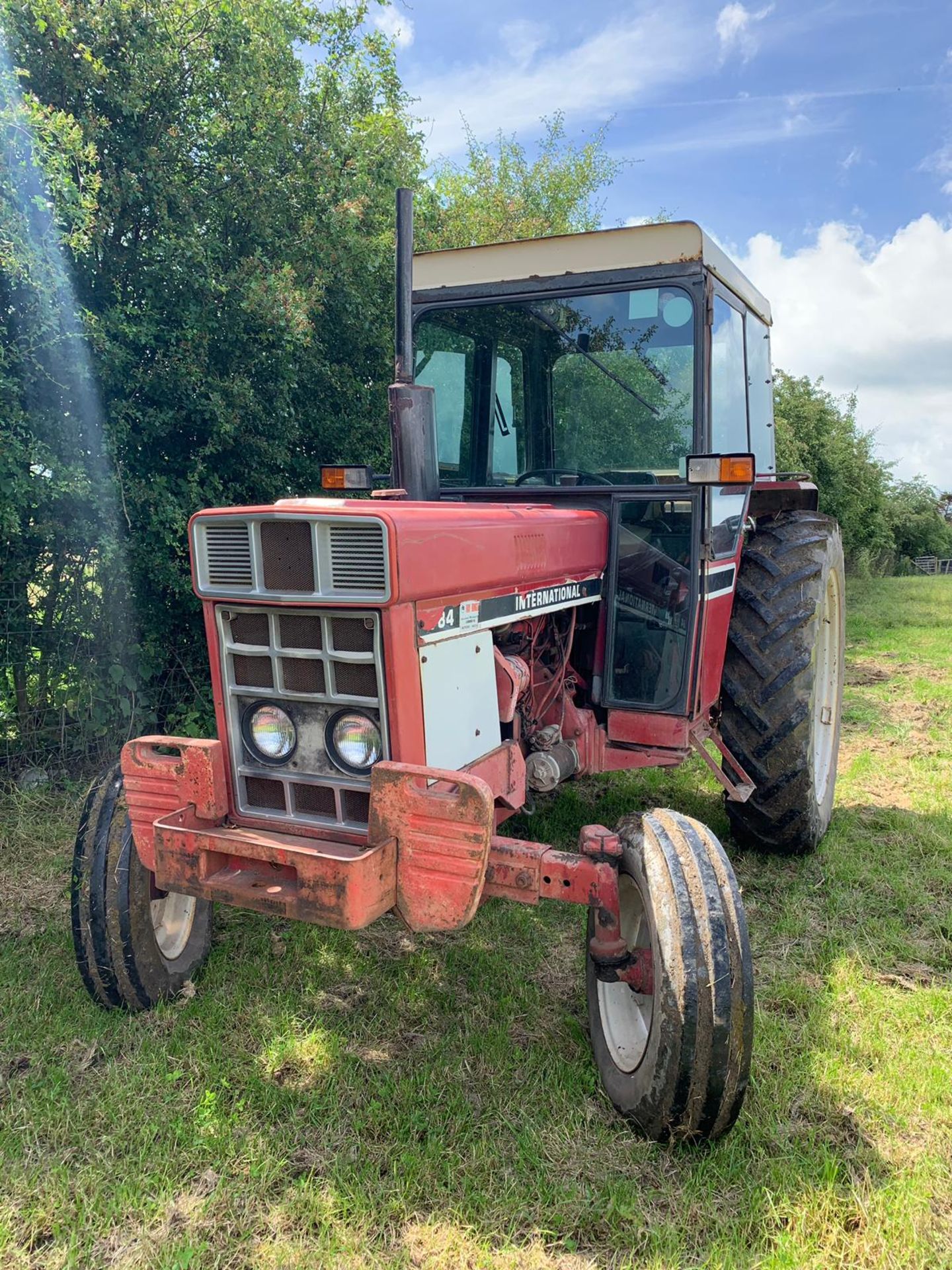 RED INTERNATIONAL HARVESTER 784 DIESEL TRACTOR WITH FULL GLASS CAB, RUNS AND WORKS *PLUS VAT* - Image 4 of 13