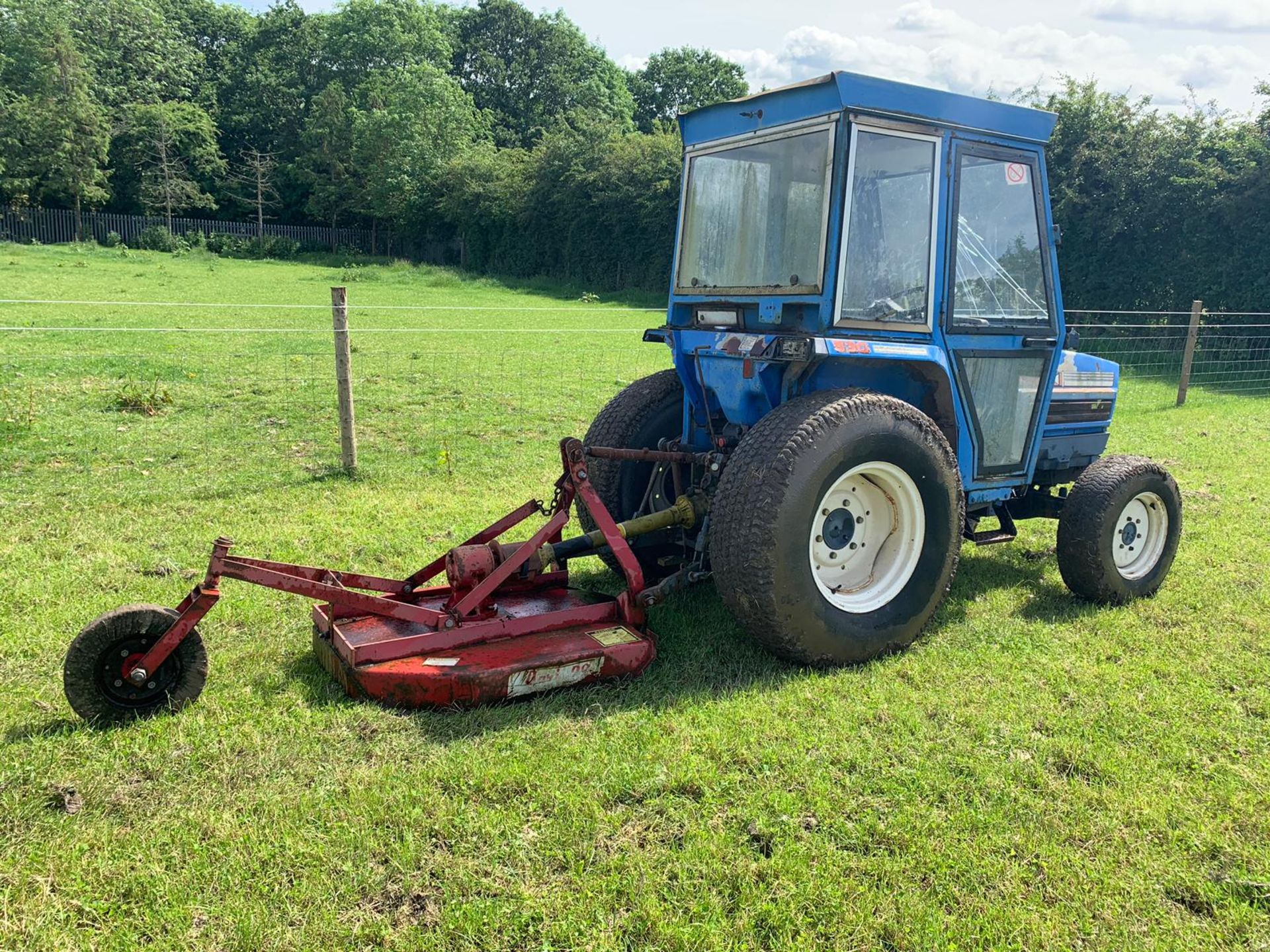 ISEKI TA530F COMPACT TRACTOR C/W PTO DRIVEN TOPPER, RUNS AND WORKS *PLUS VAT* - Image 4 of 12
