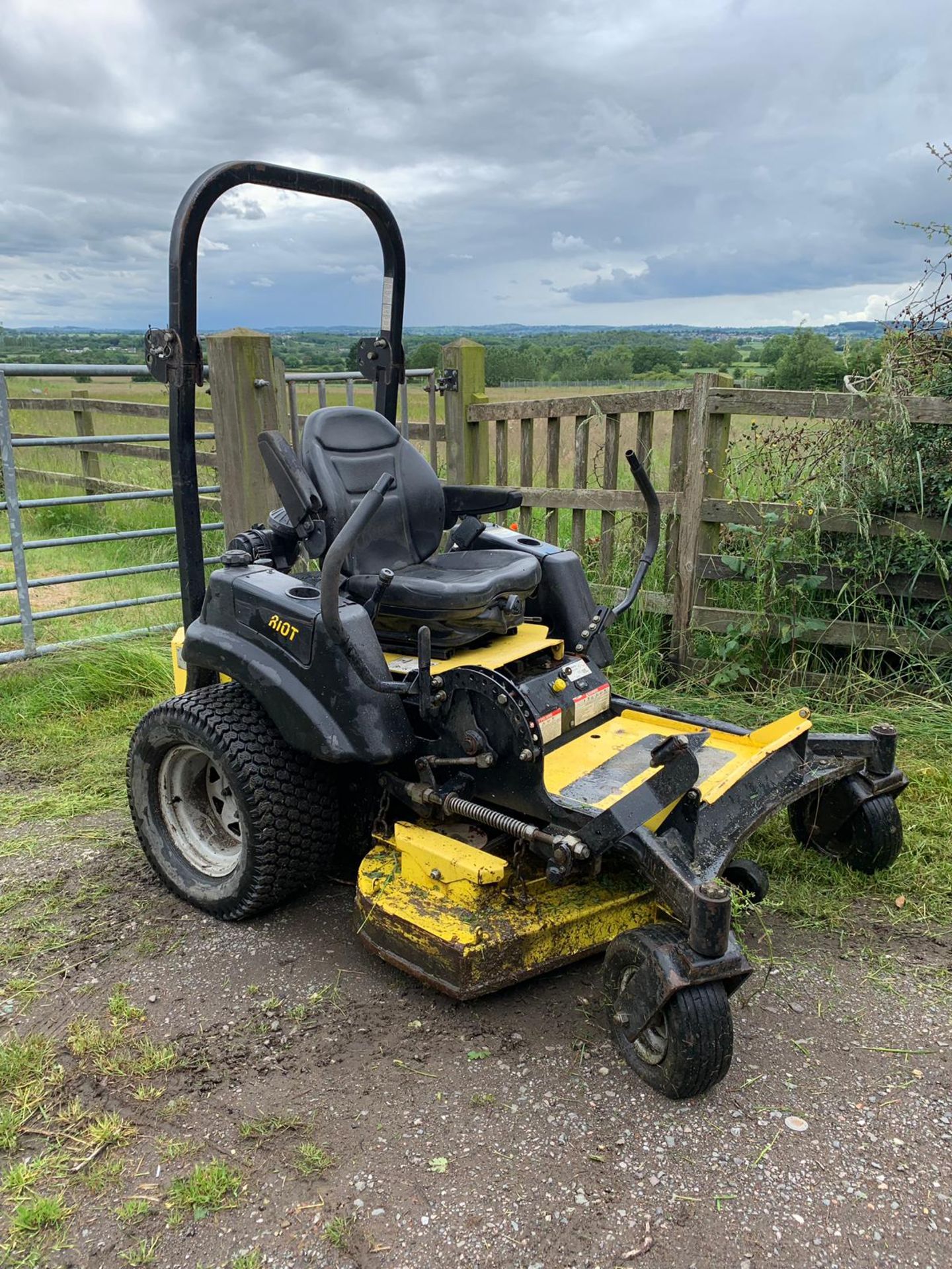 GREAT DANE CHARIOT ZERO TURN 60" RIDE ON ROTARY MOWER PETROL KAWASAKI ENGINE *PLUS VAT* - Image 4 of 11