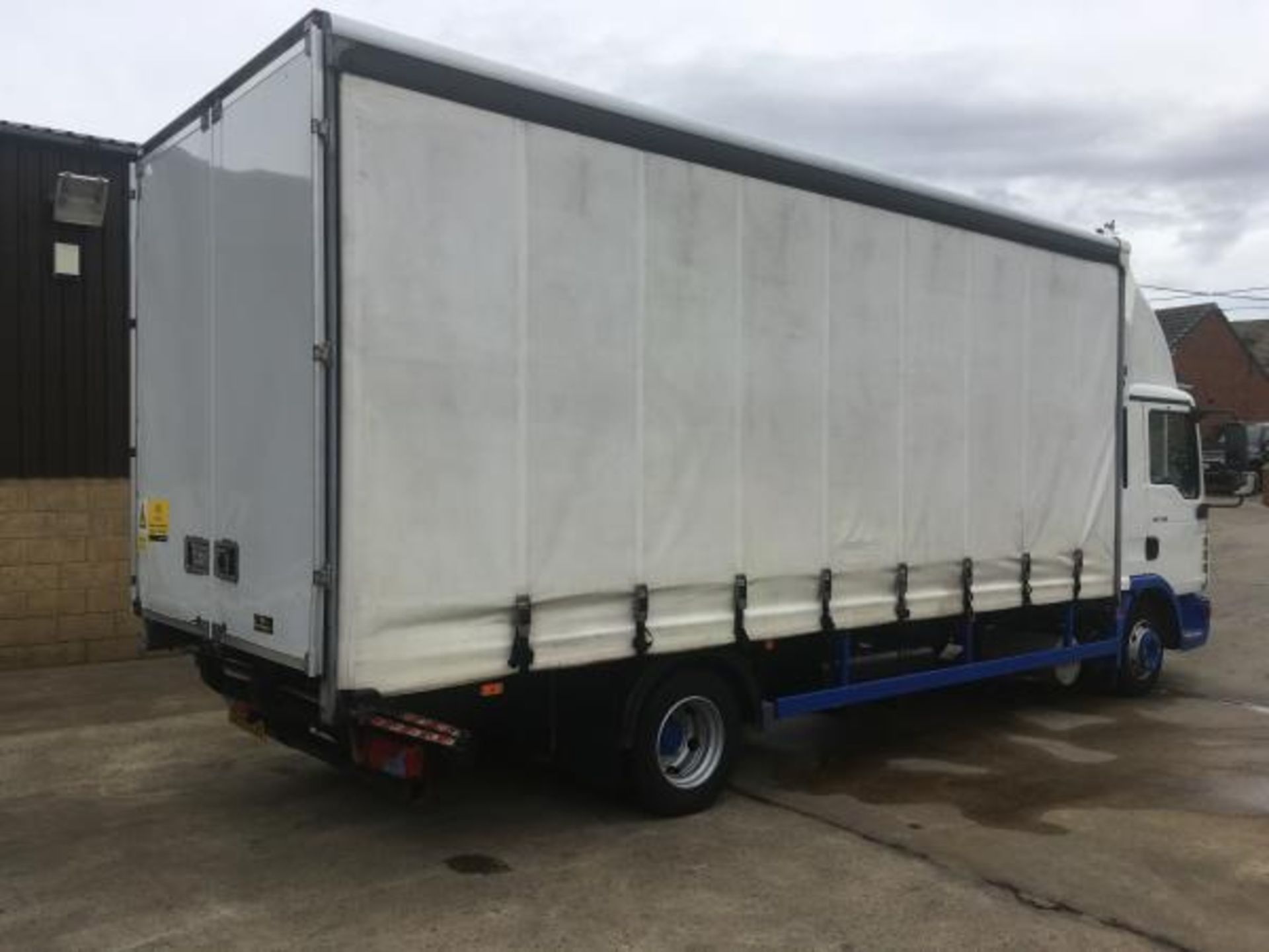 2009/59 REG MAN TGL 7.150 CURTAIN SIDE LORRY WITH UNDER FLOOR TAIL LIFT *NO VAT* - Image 3 of 14