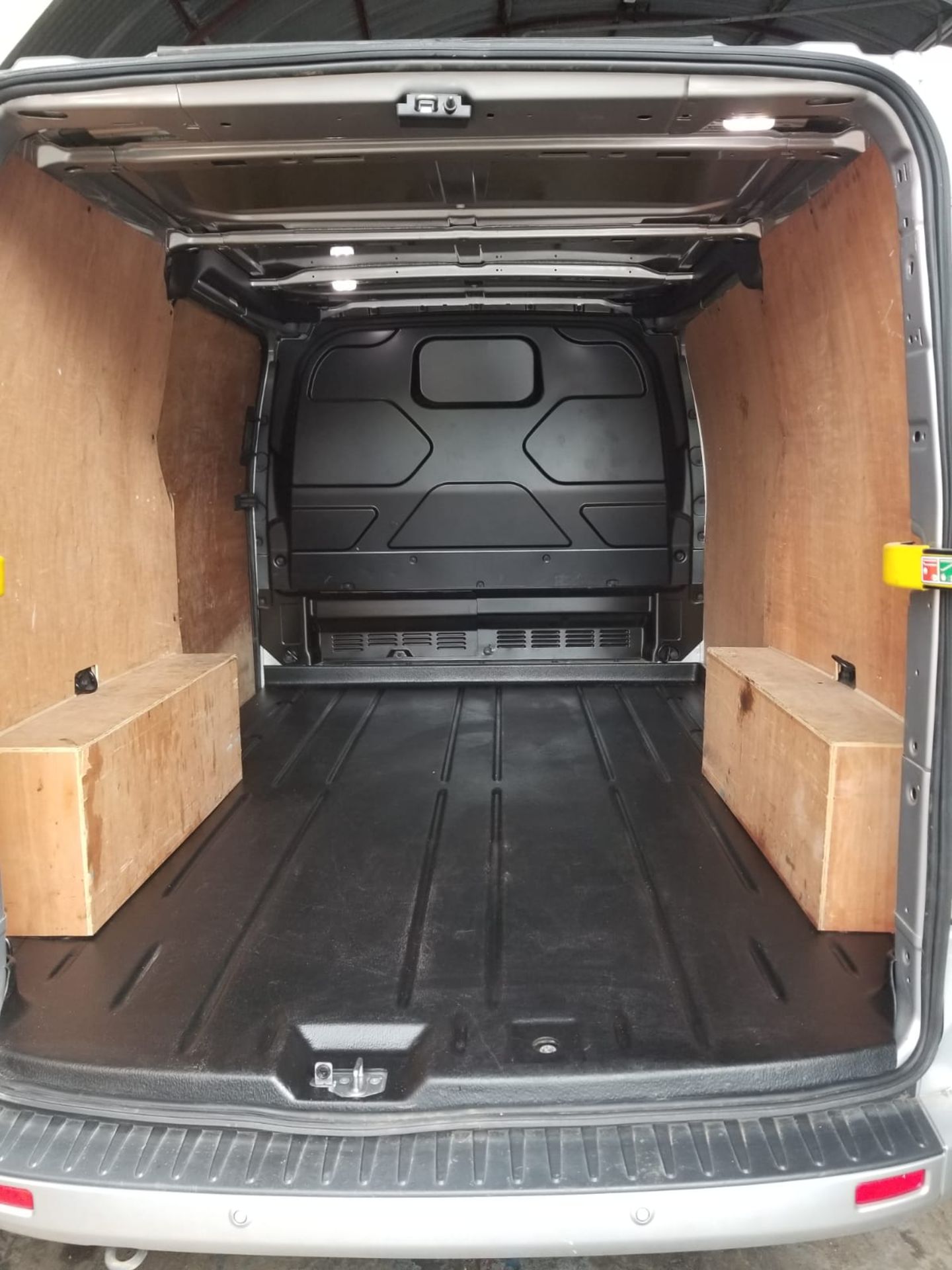 2018/18 REG FORD TRANSIT CUSTOM 270 LIMITED 2.0 DIESEL SILVER PANEL VAN, SHOWING 1 FORMER KEEPER - Image 9 of 13