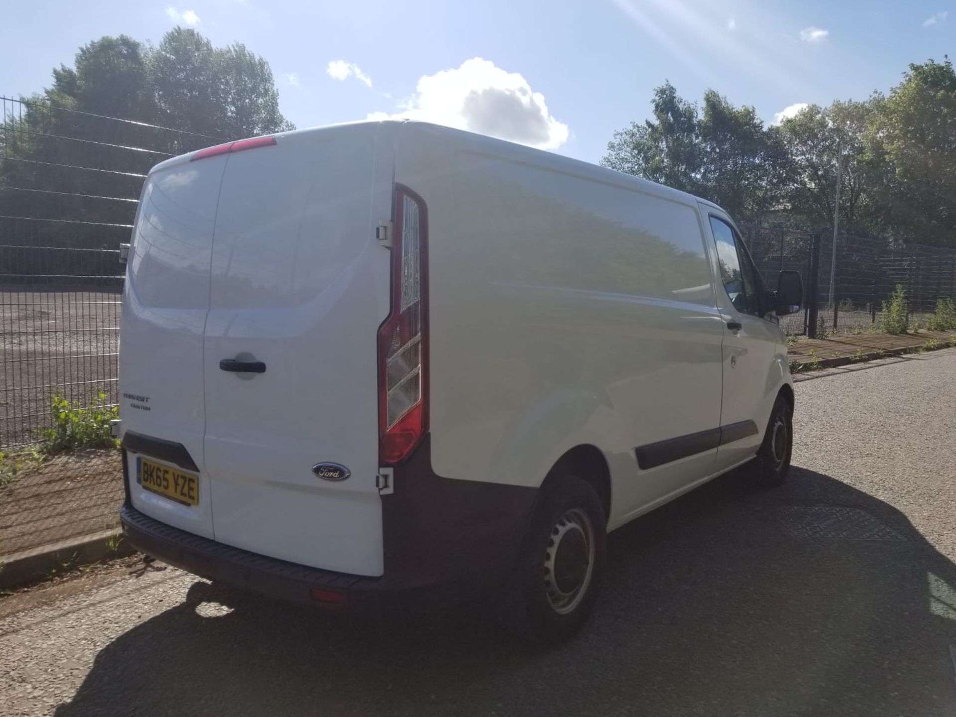 2016/65 REG FORD TRANSIT CUSTOM 270 ECO-TECH 2.2 DIESEL WHITE PANEL VAN, SERVICE HISTORY *NO VAT* - Image 6 of 10