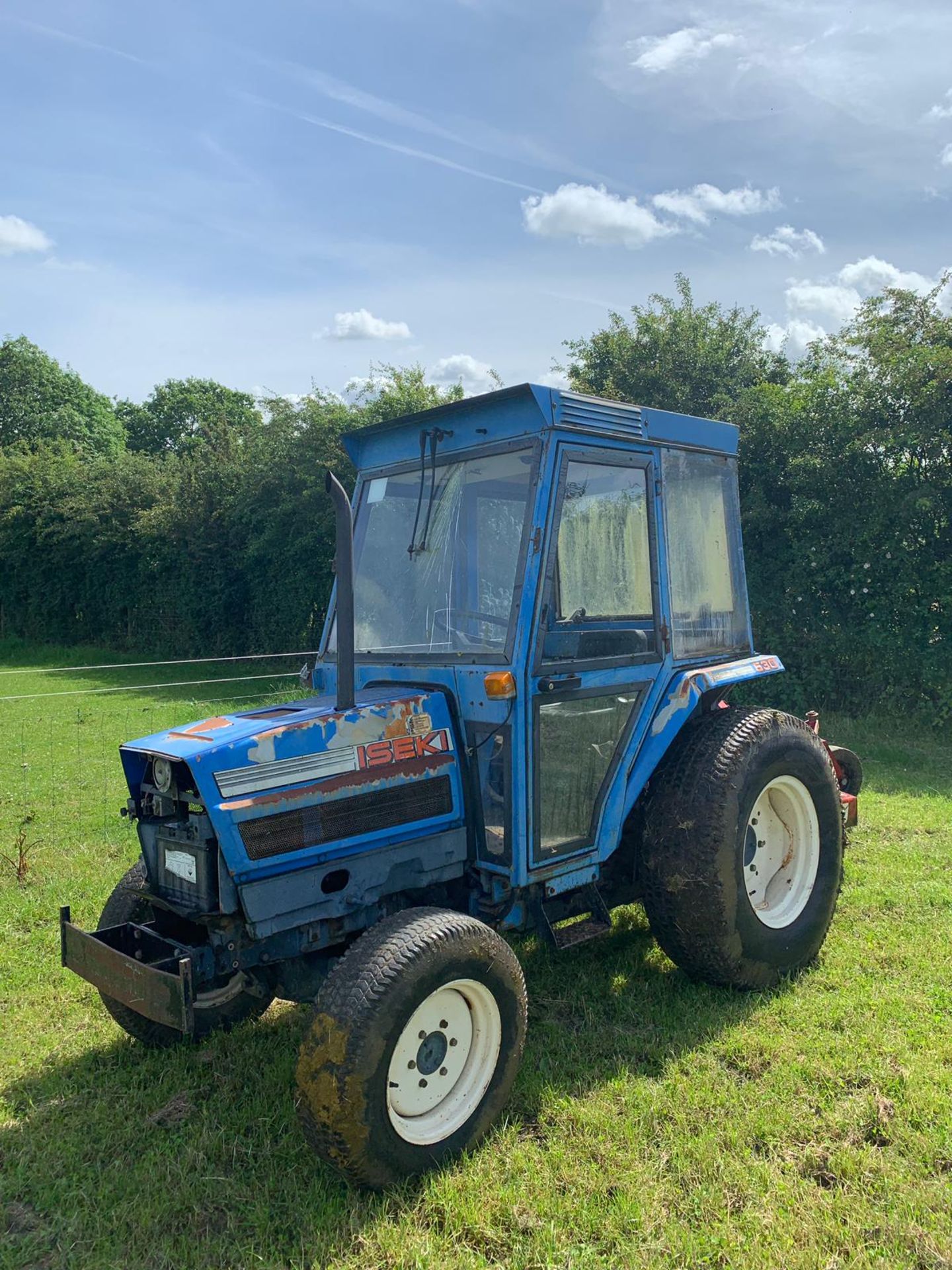 ISEKI TA530F COMPACT TRACTOR C/W PTO DRIVEN TOPPER, RUNS AND WORKS *PLUS VAT* - Image 3 of 12