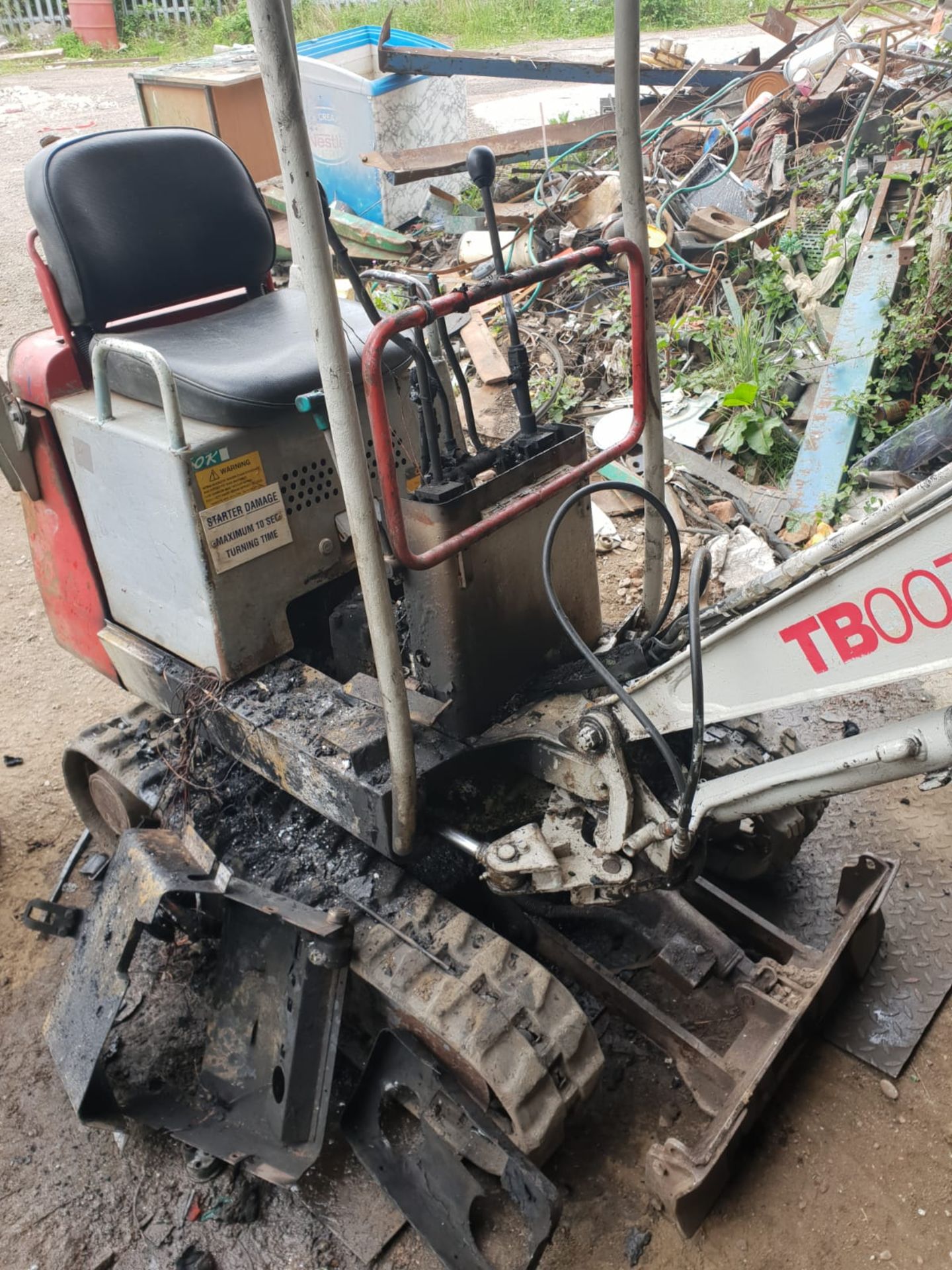 TAKEUCHI TB007 MINI DIGGER FIRE DAMAGE, ENGINE AND PUMP STILL WORK FINE NOT A PROBLEM *NO VAT* - Image 2 of 11